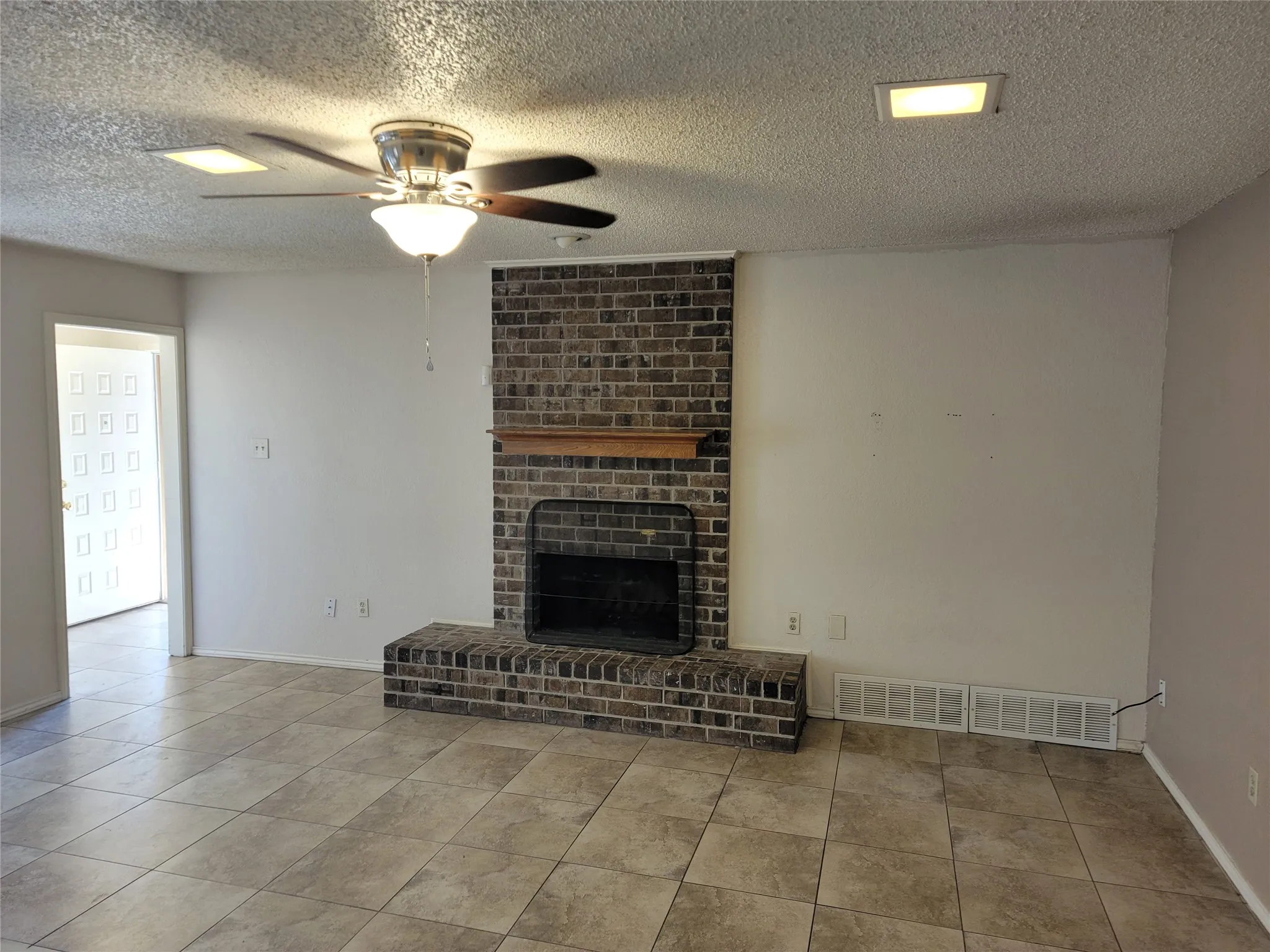 Duplex For Rent in Tarrant County , 6435 Brookhaven Trail, Fort Worth, Texas 76133, 2 Bedroom, 2 Bathroom, 2 Garage spaces, 1,086 Sqft, built in 1979, mls#21421191, Real Estate Agent in Fort Worth, Homes For Rent in Tarrant county, Homes For Rent in Fort Worth, Realtor in Fort Worth Texas, Real Estate Brokerage Independent Realty Texas, Luminita Cordes Realtor