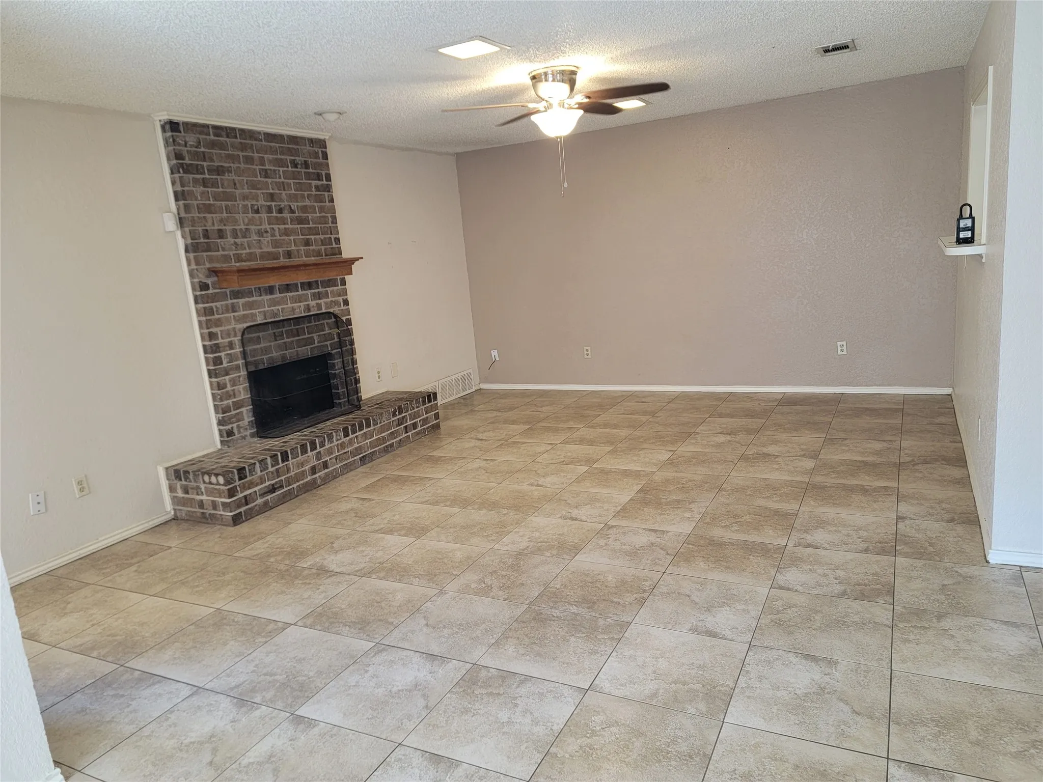 Duplex For Rent in Tarrant County , 6435 Brookhaven Trail, Fort Worth, Texas 76133, 2 Bedroom, 2 Bathroom, 2 Garage spaces, 1,086 Sqft, built in 1979, mls#21421191, Real Estate Agent in Fort Worth, Homes For Rent in Tarrant county, Homes For Rent in Fort Worth, Realtor in Fort Worth Texas, Real Estate Brokerage Independent Realty Texas, Luminita Cordes Realtor