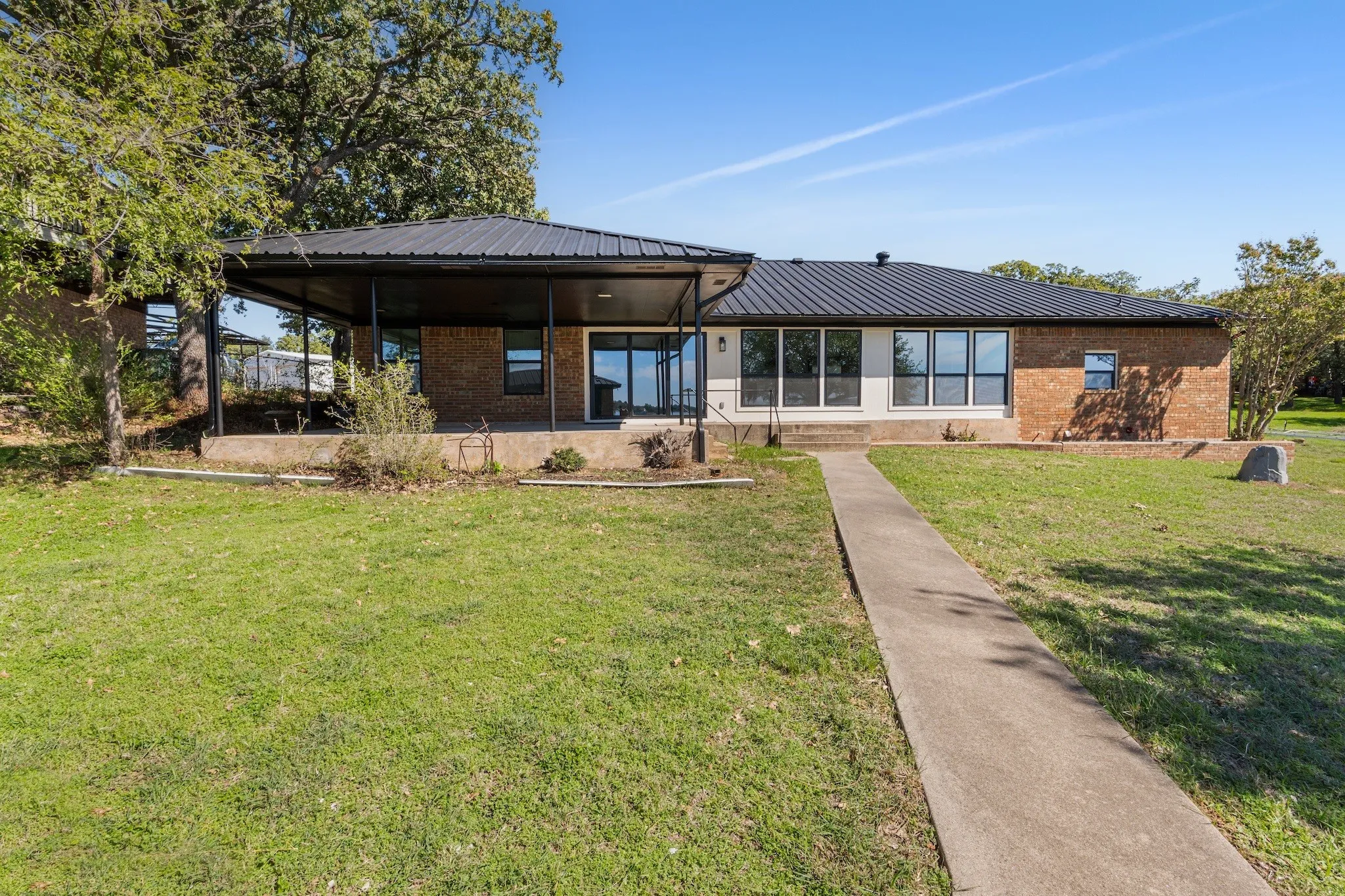 Single Family Residence For Sale in Montague County , 1107 Casino Road, Nocona, Texas 76255, 3 Bedroom, 2 Bathroom, 2 Garage spaces, 1,700 Sqft, built in 1980, mls#21420449, Real Estate Agent in Nocona, Homes For Sale in Montague county, Homes For Sale in Nocona, Realtor in Nocona Texas, Real Estate Brokerage Independent Realty Texas, Luminita Cordes Realtor