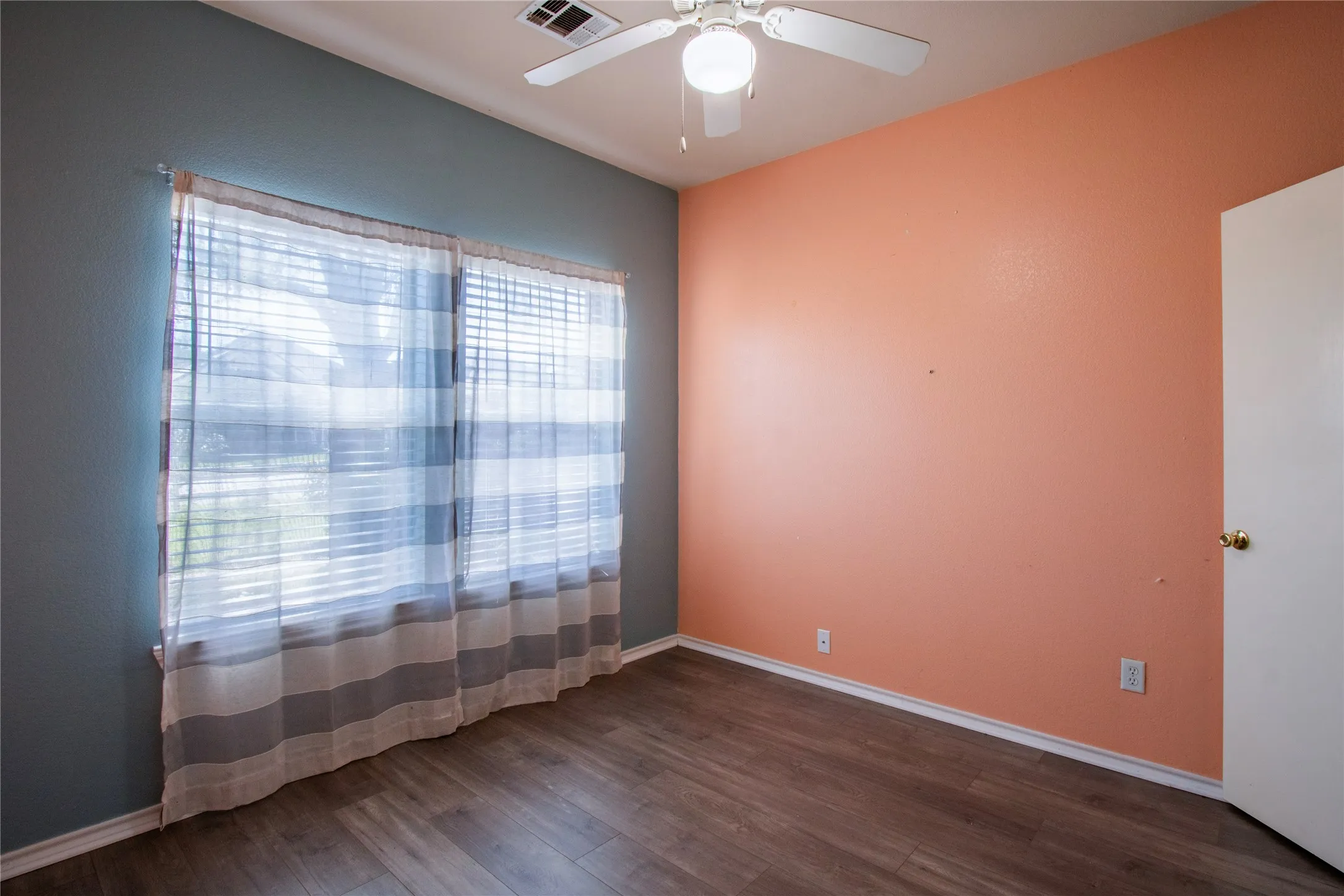 Single Family Residence For Rent in Tarrant County , 5119 Draper Street, Fort Worth, Texas 76105, 3 Bedroom, 2 Bathroom, 2 Garage spaces, 1,320 Sqft, built in 2003, mls#21421019, Real Estate Agent in Fort Worth, Homes For Rent in Tarrant county, Homes For Rent in Fort Worth, Realtor in Fort Worth Texas, Real Estate Brokerage Independent Realty Texas, Luminita Cordes Realtor