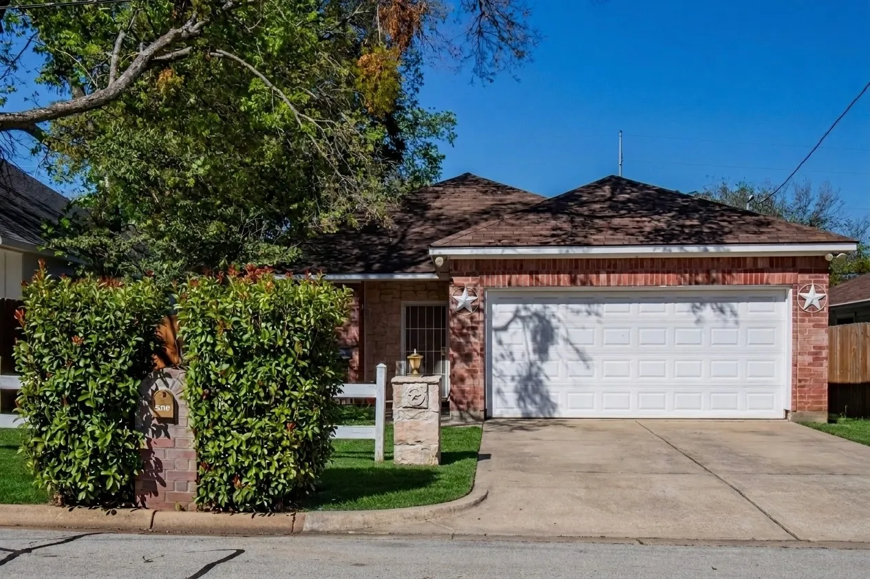 Single Family Residence For Rent in Tarrant County , 5119 Draper Street, Fort Worth, Texas 76105, 3 Bedroom, 2 Bathroom, 2 Garage spaces, 1,320 Sqft, built in 2003, mls#21421019, Real Estate Agent in Fort Worth, Homes For Rent in Tarrant county, Homes For Rent in Fort Worth, Realtor in Fort Worth Texas, Real Estate Brokerage Independent Realty Texas, Luminita Cordes Realtor