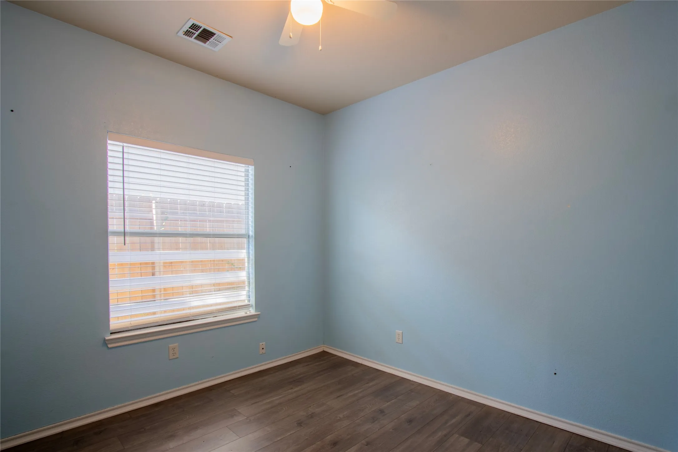 Single Family Residence For Rent in Tarrant County , 5119 Draper Street, Fort Worth, Texas 76105, 3 Bedroom, 2 Bathroom, 2 Garage spaces, 1,320 Sqft, built in 2003, mls#21421019, Real Estate Agent in Fort Worth, Homes For Rent in Tarrant county, Homes For Rent in Fort Worth, Realtor in Fort Worth Texas, Real Estate Brokerage Independent Realty Texas, Luminita Cordes Realtor
