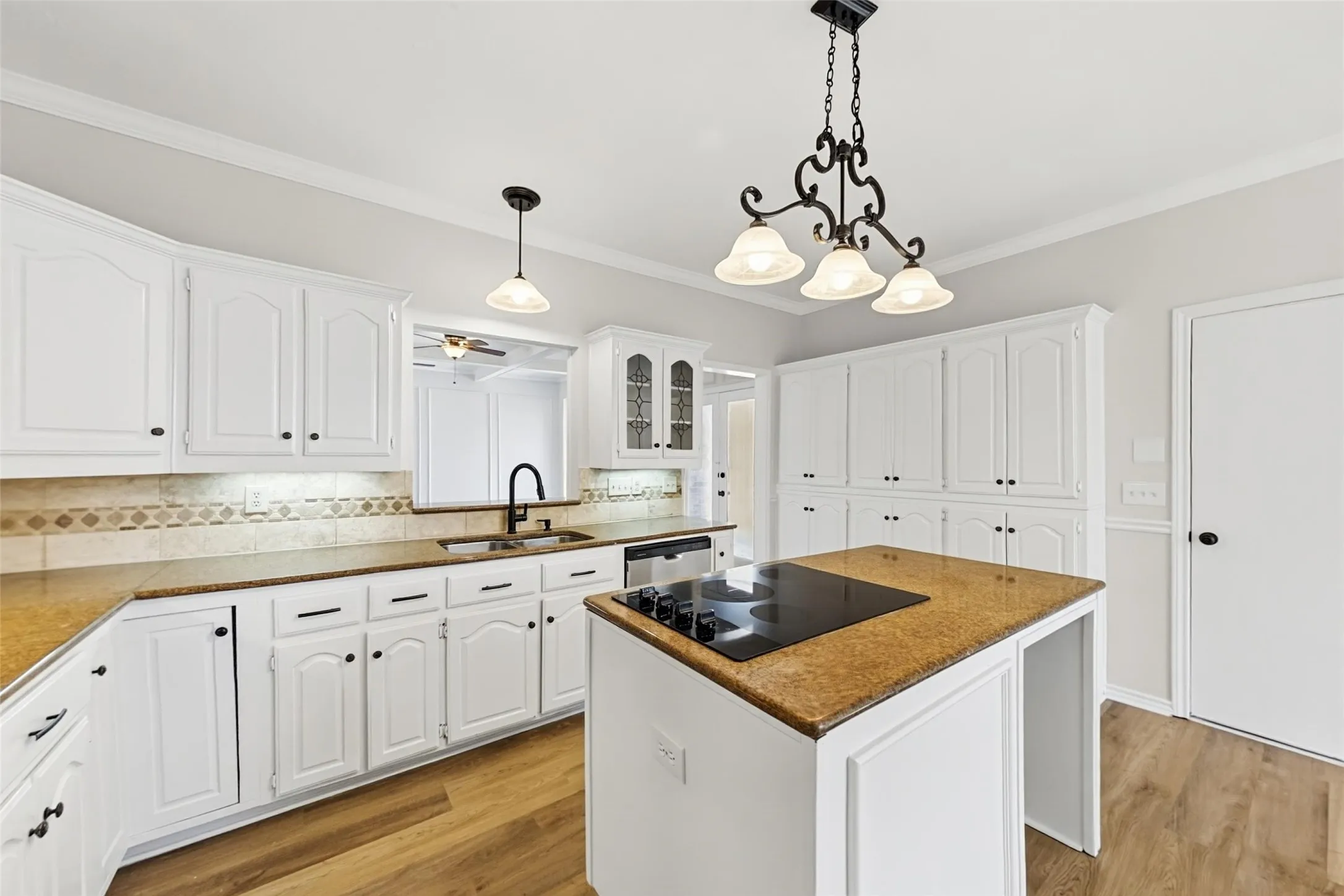 Single Family Residence For Sale in Dallas County , 612 N Silver Creek Circle, De Soto, Texas 75115, 4 Bedroom, 4 Bathroom, 2 Garage spaces, 3,114 Sqft, built in 1989, mls#21421281, Real Estate Agent in De Soto, Homes For Sale in Dallas county, Homes For Sale in De Soto, Realtor in De Soto Texas, Real Estate Brokerage Independent Realty Texas, Luminita Cordes Realtor