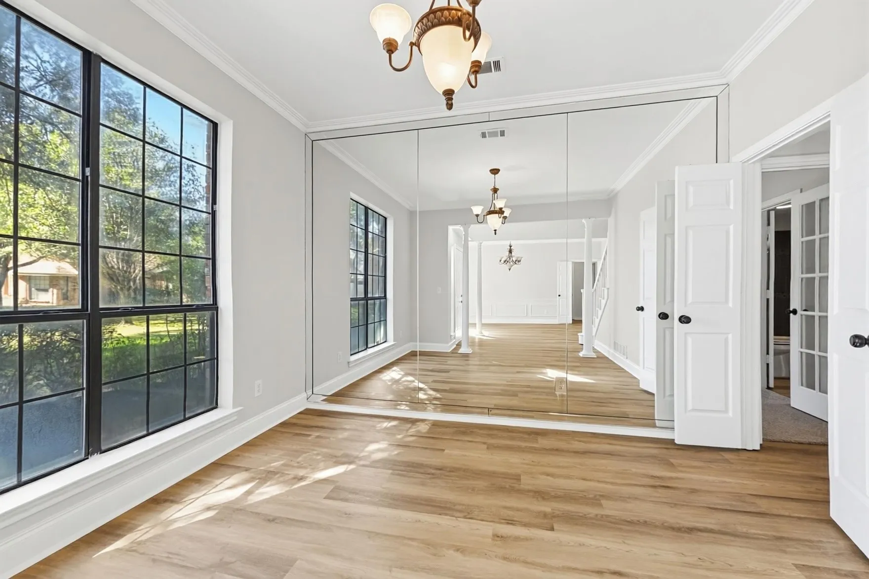Single Family Residence For Sale in Dallas County , 612 N Silver Creek Circle, De Soto, Texas 75115, 4 Bedroom, 4 Bathroom, 2 Garage spaces, 3,114 Sqft, built in 1989, mls#21421281, Real Estate Agent in De Soto, Homes For Sale in Dallas county, Homes For Sale in De Soto, Realtor in De Soto Texas, Real Estate Brokerage Independent Realty Texas, Luminita Cordes Realtor