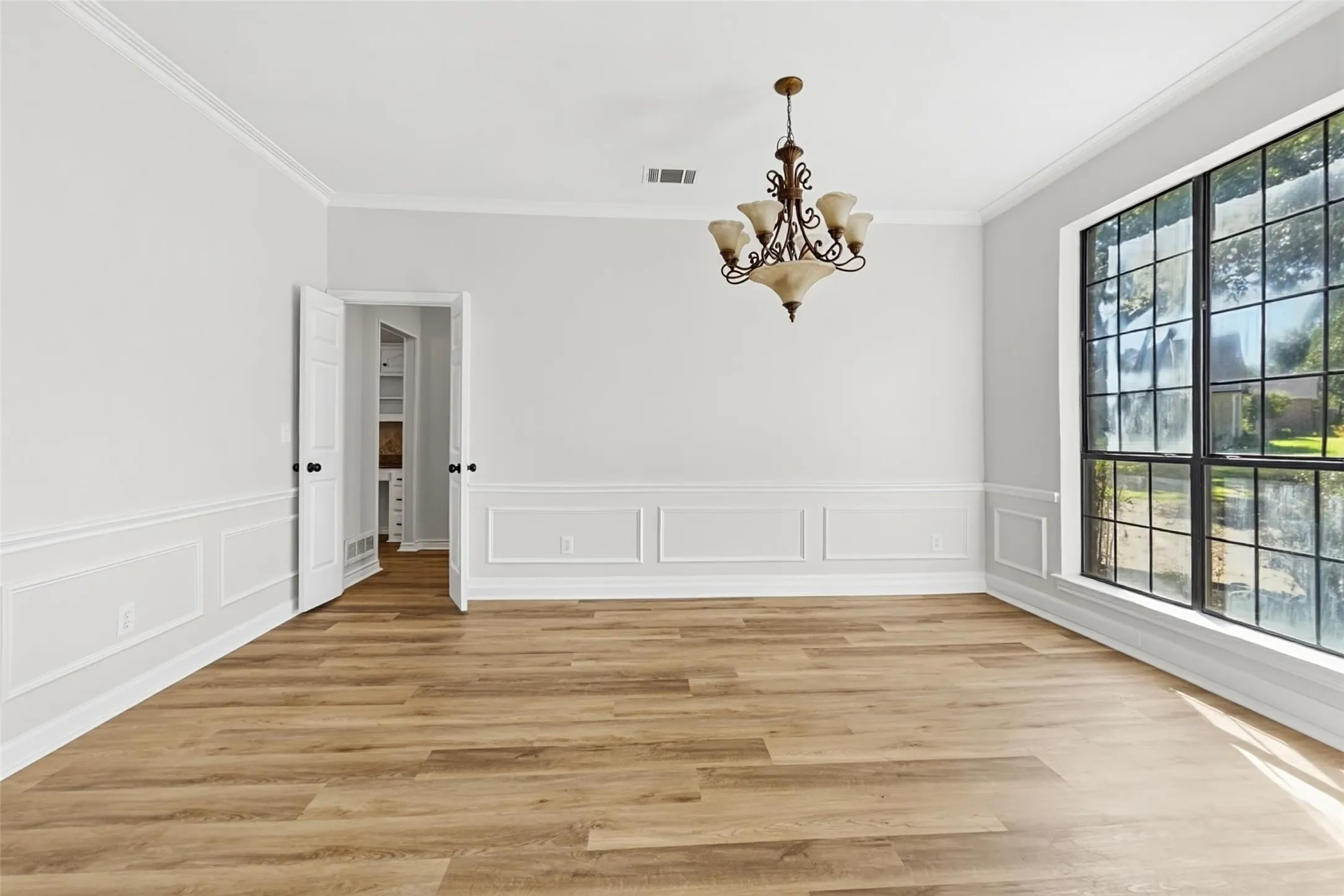 Single Family Residence For Sale in Dallas County , 612 N Silver Creek Circle, De Soto, Texas 75115, 4 Bedroom, 4 Bathroom, 2 Garage spaces, 3,114 Sqft, built in 1989, mls#21421281, Real Estate Agent in De Soto, Homes For Sale in Dallas county, Homes For Sale in De Soto, Realtor in De Soto Texas, Real Estate Brokerage Independent Realty Texas, Luminita Cordes Realtor