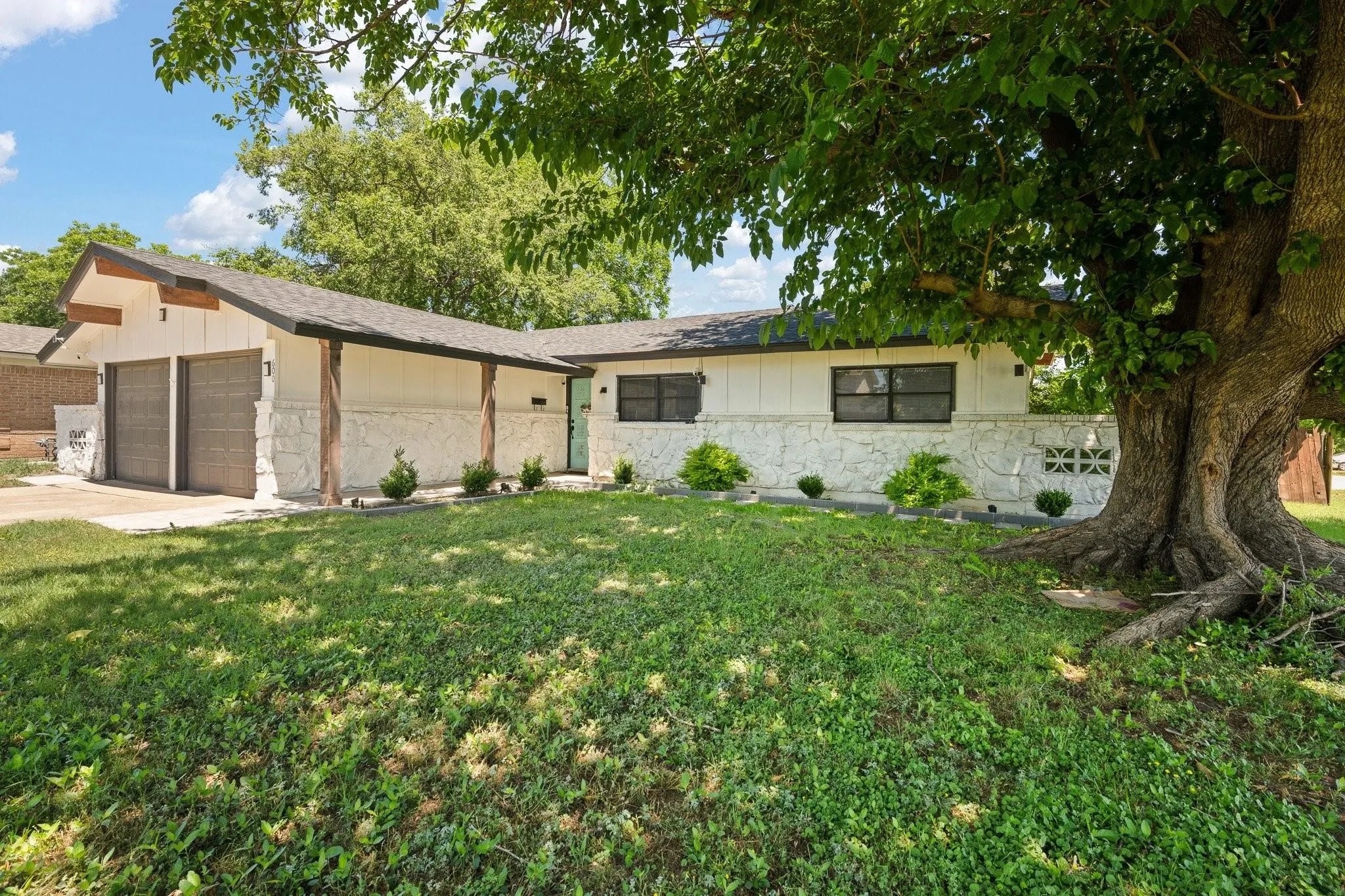 Single Family Residence For Sale in Tarrant County , 600 Meadowcrest Drive, Crowley, Texas 76036, 3 Bedroom, 2 Bathroom, 2 Garage spaces, 1,323 Sqft, built in 1967, mls#21420448, Real Estate Agent in Crowley, Homes For Sale in Tarrant county, Homes For Sale in Crowley, Realtor in Crowley Texas, Real Estate Brokerage Independent Realty Texas, Luminita Cordes Realtor