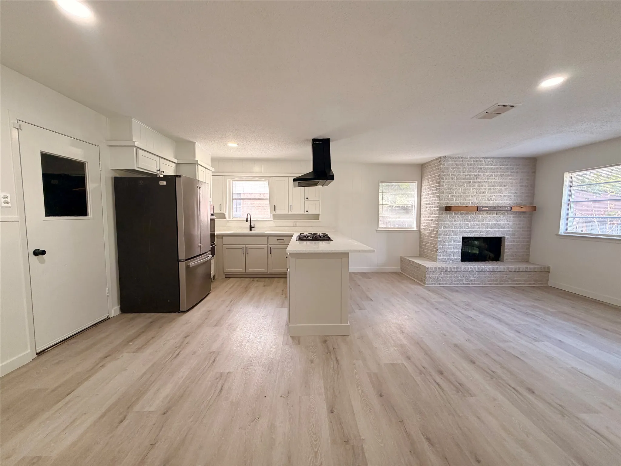 Single Family Residence For Sale in Tarrant County , 600 Meadowcrest Drive, Crowley, Texas 76036, 3 Bedroom, 2 Bathroom, 2 Garage spaces, 1,323 Sqft, built in 1967, mls#21420448, Real Estate Agent in Crowley, Homes For Sale in Tarrant county, Homes For Sale in Crowley, Realtor in Crowley Texas, Real Estate Brokerage Independent Realty Texas, Luminita Cordes Realtor
