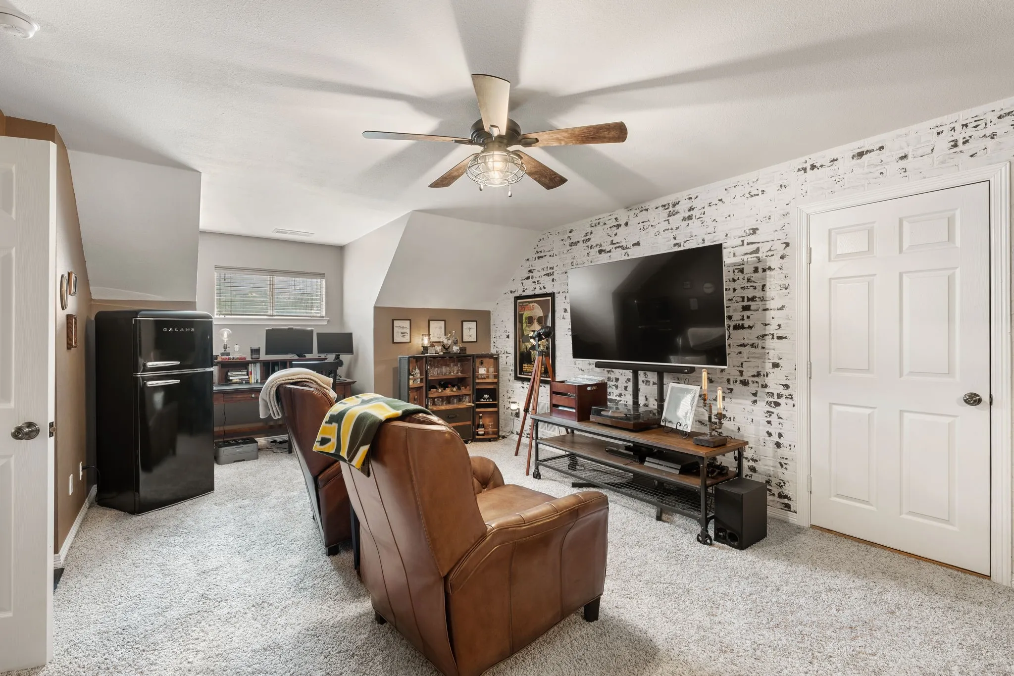 Single Family Residence For Sale in Hunt County , 2857 Mallard Drive, Greenville, Texas 75402, 4 Bedroom, 3 Bathroom, 2 Garage spaces, 2,168 Sqft, built in 2002, mls#21420096, Real Estate Agent in Greenville, Homes For Sale in Hunt county, Homes For Sale in Greenville, Realtor in Greenville Texas, Real Estate Brokerage Independent Realty Texas, Luminita Cordes Realtor