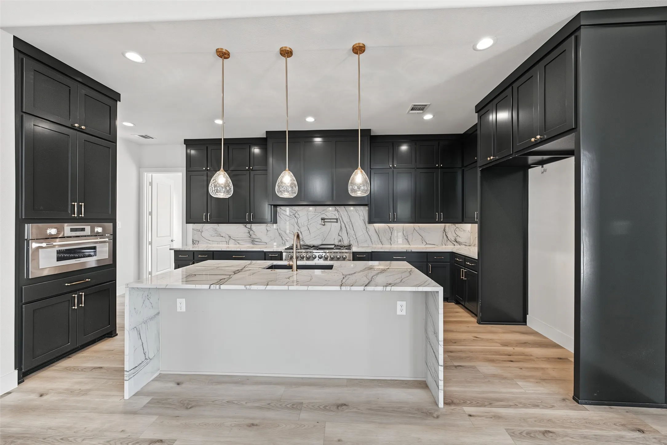 Single Family Residence For Sale in Tarrant County , 5901 Westworth Falls Way, Westworth Village, Texas 76114, 6 Bedroom, 7 Bathroom, 2 Garage spaces, 4,782 Sqft, built in 2022, mls#21421272, Real Estate Agent in Westworth Village, Homes For Sale in Tarrant county, Homes For Sale in Westworth Village, Realtor in Westworth Village Texas, Real Estate Brokerage Independent Realty Texas, Luminita Cordes Realtor