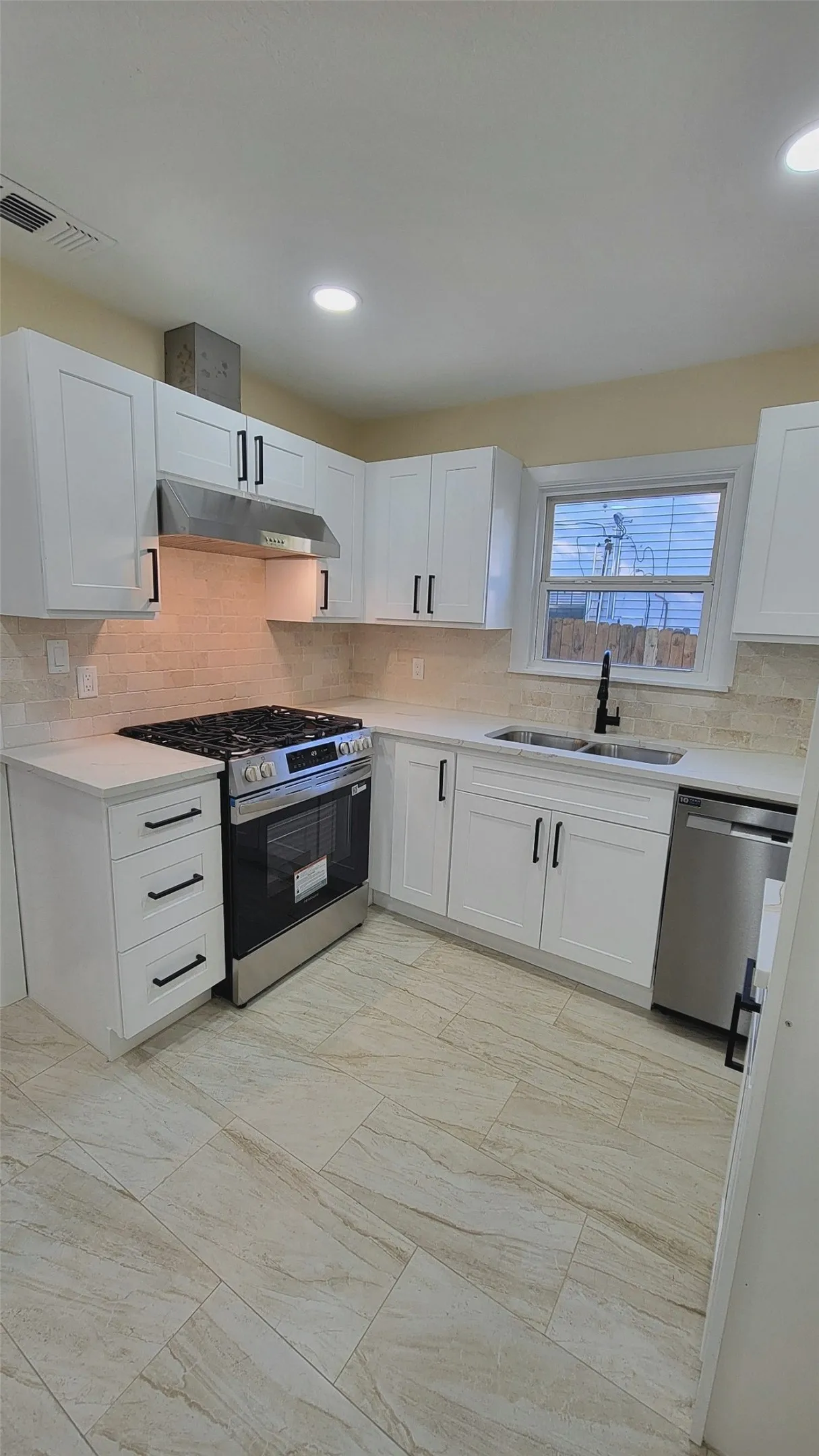 Single Family Residence For Sale in Tarrant County , 2845 Hunter Street, Fort Worth, Texas 76112, 3 Bedroom, 2 Bathroom, Garage spaces, 1,079 Sqft, built in 1951, mls#21421298, Real Estate Agent in Fort Worth, Homes For Sale in Tarrant county, Homes For Sale in Fort Worth, Realtor in Fort Worth Texas, Real Estate Brokerage Independent Realty Texas, Luminita Cordes Realtor