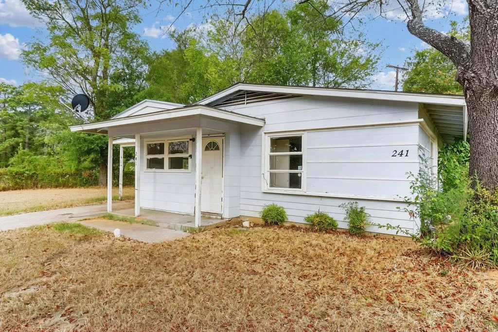 Single Family Residence For Sale in Morris County , 241 Byrne Avenue, Lone Star, Texas 75668, 2 Bedroom, 1 Bathroom, Garage spaces, 714 Sqft, built in 1955, mls#21399062, Real Estate Agent in Lone Star, Homes For Sale in Morris county, Homes For Sale in Lone Star, Realtor in Lone Star Texas, Real Estate Brokerage Independent Realty Texas, Luminita Cordes Realtor