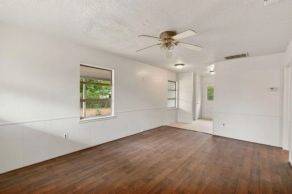 Single Family Residence For Sale in Morris County , 241 Byrne Avenue, Lone Star, Texas 75668, 2 Bedroom, 1 Bathroom, Garage spaces, 714 Sqft, built in 1955, mls#21399062, Real Estate Agent in Lone Star, Homes For Sale in Morris county, Homes For Sale in Lone Star, Realtor in Lone Star Texas, Real Estate Brokerage Independent Realty Texas, Luminita Cordes Realtor