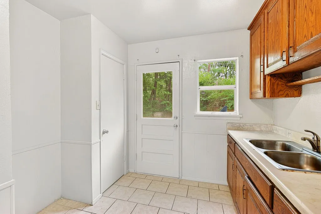Single Family Residence For Sale in Morris County , 241 Byrne Avenue, Lone Star, Texas 75668, 2 Bedroom, 1 Bathroom, Garage spaces, 714 Sqft, built in 1955, mls#21399062, Real Estate Agent in Lone Star, Homes For Sale in Morris county, Homes For Sale in Lone Star, Realtor in Lone Star Texas, Real Estate Brokerage Independent Realty Texas, Luminita Cordes Realtor
