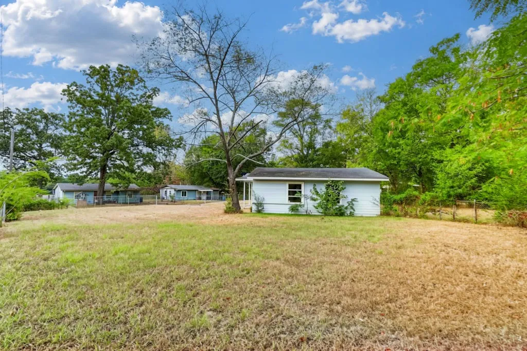 Single Family Residence For Sale in Morris County , 241 Byrne Avenue, Lone Star, Texas 75668, 2 Bedroom, 1 Bathroom, Garage spaces, 714 Sqft, built in 1955, mls#21399062, Real Estate Agent in Lone Star, Homes For Sale in Morris county, Homes For Sale in Lone Star, Realtor in Lone Star Texas, Real Estate Brokerage Independent Realty Texas, Luminita Cordes Realtor