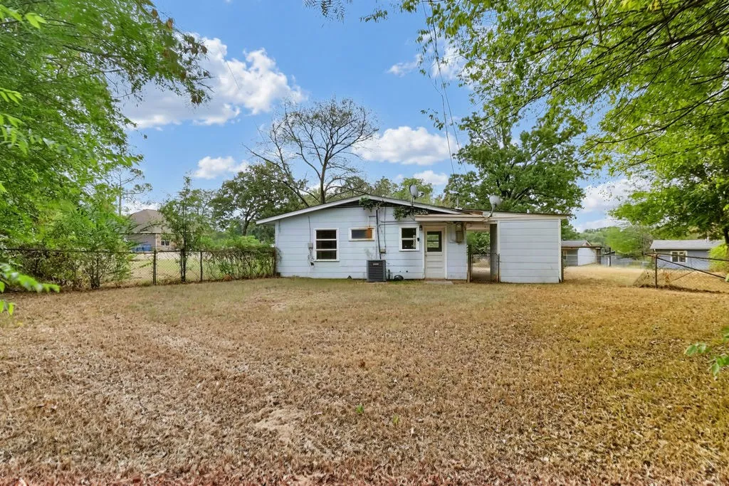 Single Family Residence For Sale in Morris County , 241 Byrne Avenue, Lone Star, Texas 75668, 2 Bedroom, 1 Bathroom, Garage spaces, 714 Sqft, built in 1955, mls#21399062, Real Estate Agent in Lone Star, Homes For Sale in Morris county, Homes For Sale in Lone Star, Realtor in Lone Star Texas, Real Estate Brokerage Independent Realty Texas, Luminita Cordes Realtor