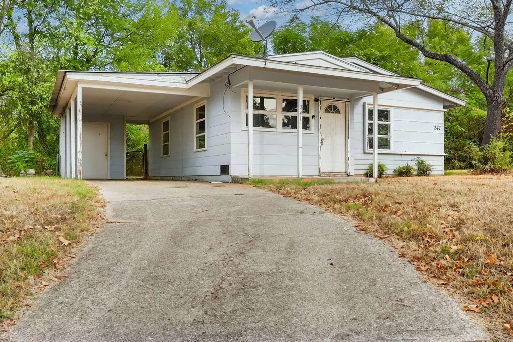 Single Family Residence For Sale in Morris County , 241 Byrne Avenue, Lone Star, Texas 75668, 2 Bedroom, 1 Bathroom, Garage spaces, 714 Sqft, built in 1955, mls#21399062, Real Estate Agent in Lone Star, Homes For Sale in Morris county, Homes For Sale in Lone Star, Realtor in Lone Star Texas, Real Estate Brokerage Independent Realty Texas, Luminita Cordes Realtor