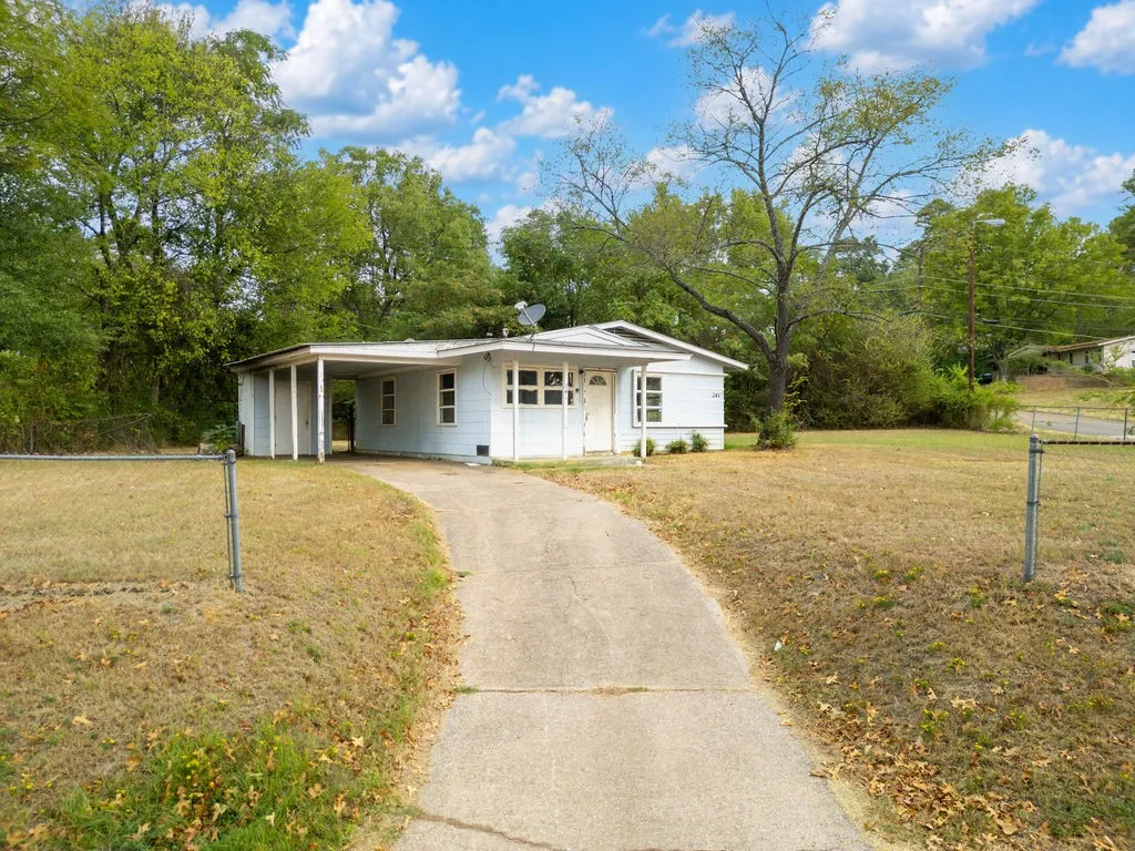 Single Family Residence For Sale in Morris County , 241 Byrne Avenue, Lone Star, Texas 75668, 2 Bedroom, 1 Bathroom, Garage spaces, 714 Sqft, built in 1955, mls#21399062, Real Estate Agent in Lone Star, Homes For Sale in Morris county, Homes For Sale in Lone Star, Realtor in Lone Star Texas, Real Estate Brokerage Independent Realty Texas, Luminita Cordes Realtor