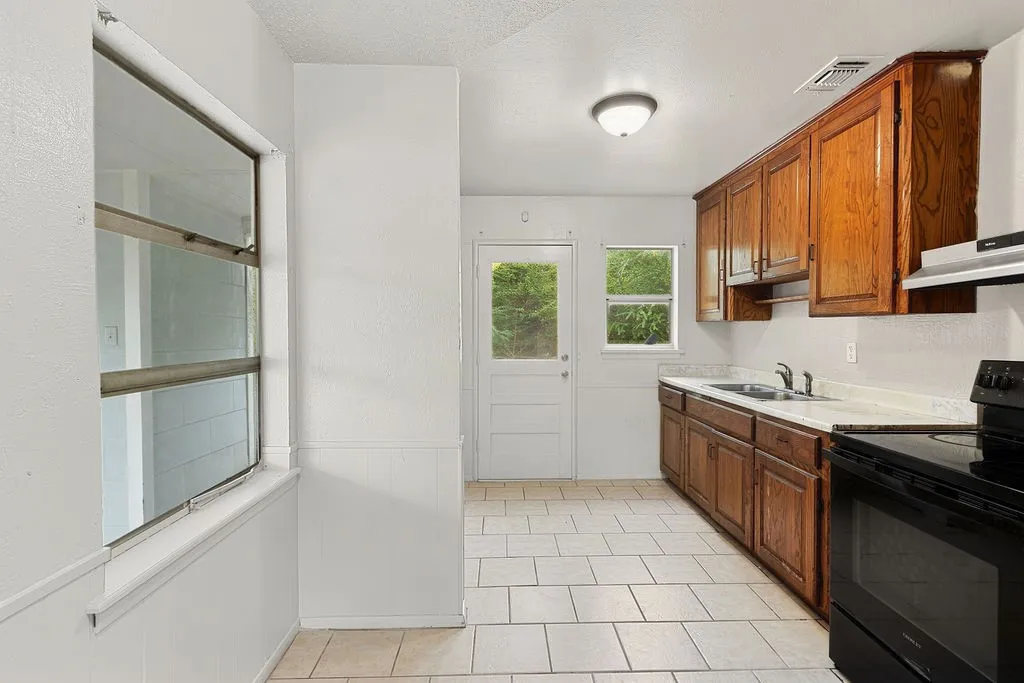 Single Family Residence For Sale in Morris County , 241 Byrne Avenue, Lone Star, Texas 75668, 2 Bedroom, 1 Bathroom, Garage spaces, 714 Sqft, built in 1955, mls#21399062, Real Estate Agent in Lone Star, Homes For Sale in Morris county, Homes For Sale in Lone Star, Realtor in Lone Star Texas, Real Estate Brokerage Independent Realty Texas, Luminita Cordes Realtor