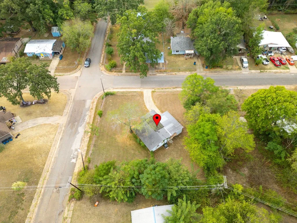 Single Family Residence For Sale in Morris County , 241 Byrne Avenue, Lone Star, Texas 75668, 2 Bedroom, 1 Bathroom, Garage spaces, 714 Sqft, built in 1955, mls#21399062, Real Estate Agent in Lone Star, Homes For Sale in Morris county, Homes For Sale in Lone Star, Realtor in Lone Star Texas, Real Estate Brokerage Independent Realty Texas, Luminita Cordes Realtor