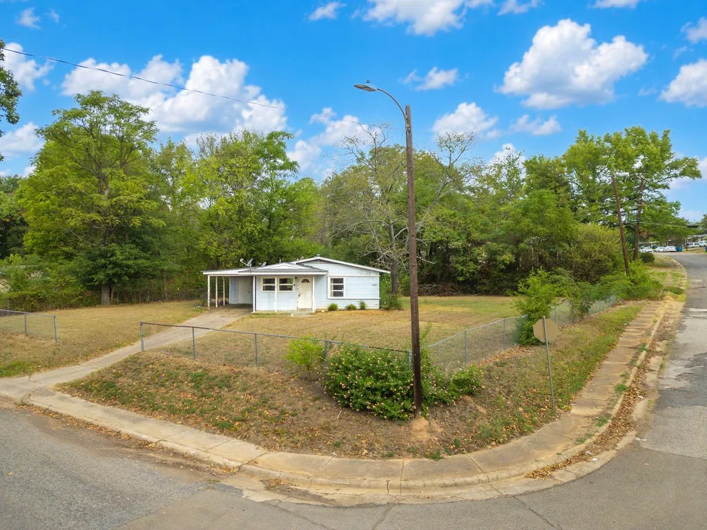 Single Family Residence For Sale in Morris County , 241 Byrne Avenue, Lone Star, Texas 75668, 2 Bedroom, 1 Bathroom, Garage spaces, 714 Sqft, built in 1955, mls#21399062, Real Estate Agent in Lone Star, Homes For Sale in Morris county, Homes For Sale in Lone Star, Realtor in Lone Star Texas, Real Estate Brokerage Independent Realty Texas, Luminita Cordes Realtor