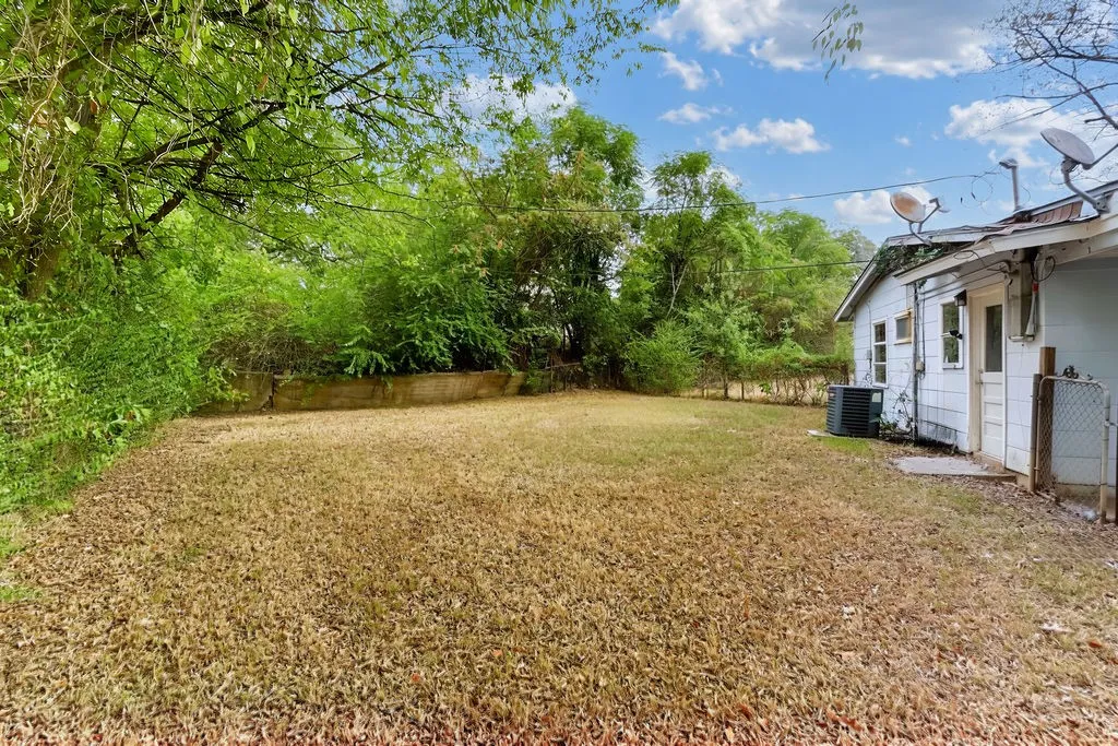 Single Family Residence For Sale in Morris County , 241 Byrne Avenue, Lone Star, Texas 75668, 2 Bedroom, 1 Bathroom, Garage spaces, 714 Sqft, built in 1955, mls#21399062, Real Estate Agent in Lone Star, Homes For Sale in Morris county, Homes For Sale in Lone Star, Realtor in Lone Star Texas, Real Estate Brokerage Independent Realty Texas, Luminita Cordes Realtor