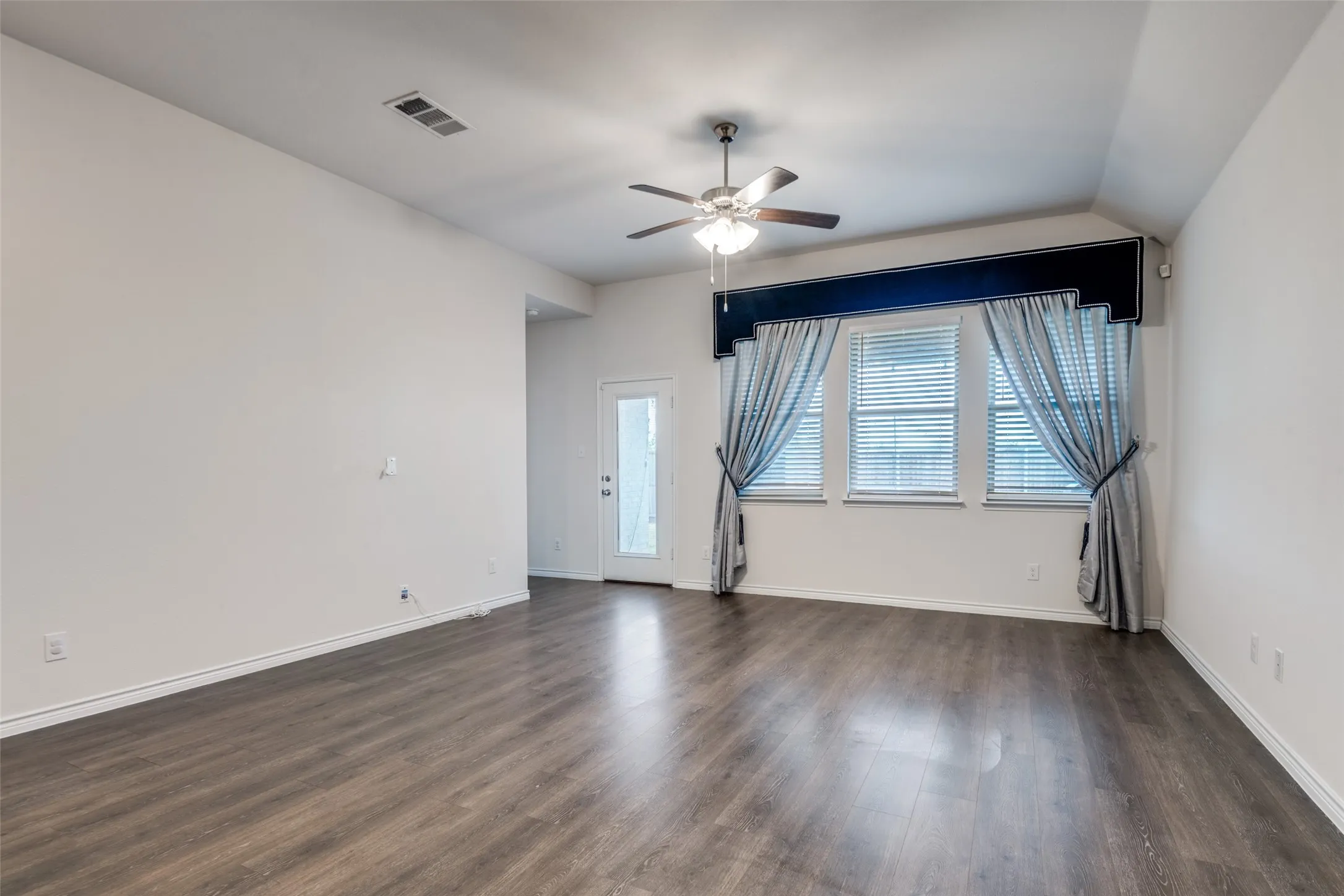Single Family Residence For Rent in Rockwall County , 905 Philadelphia Street, Fate, Texas 75189, 4 Bedroom, 2 Bathroom, 2 Garage spaces, 2,153 Sqft, built in 2020, mls#21421301, Real Estate Agent in Fate, Homes For Rent in Rockwall county, Homes For Rent in Fate, Realtor in Fate Texas, Real Estate Brokerage Independent Realty Texas, Luminita Cordes Realtor