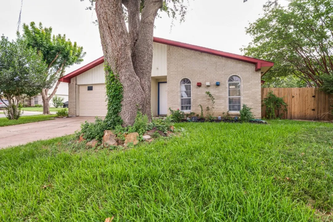Single Family Residence For Rent in Denton County , 2946 Lockwood Drive, Carrollton, Texas 75007, 3 Bedroom, 2 Bathroom, 2 Garage spaces, 1,472 Sqft, built in 1972, mls#21421306, Real Estate Agent in Carrollton, Homes For Rent in Denton county, Homes For Rent in Carrollton, Realtor in Carrollton Texas, Real Estate Brokerage Independent Realty Texas, Luminita Cordes Realtor