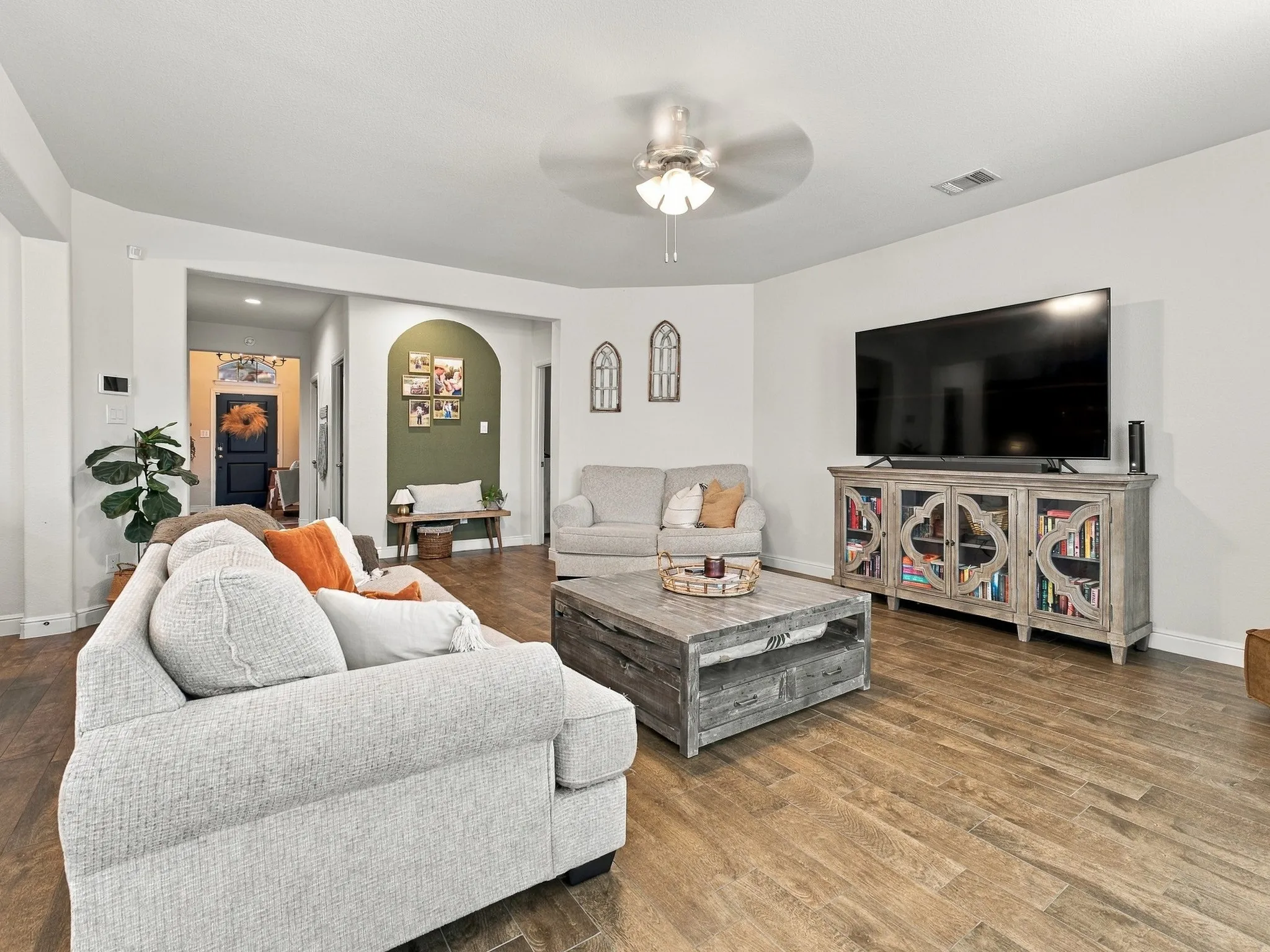 Single Family Residence For Sale in Hood County , 1505 Seabiscuit Drive, Granbury, Texas 76049, 3 Bedroom, 2 Bathroom, 2 Garage spaces, 1,694 Sqft, built in 2020, mls#21418949, Real Estate Agent in Granbury, Homes For Sale in Hood county, Homes For Sale in Granbury, Realtor in Granbury Texas, Real Estate Brokerage Independent Realty Texas, Luminita Cordes Realtor