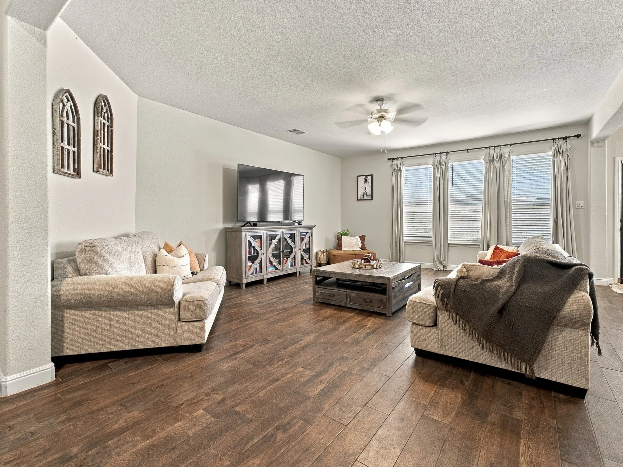 Single Family Residence For Sale in Hood County , 1505 Seabiscuit Drive, Granbury, Texas 76049, 3 Bedroom, 2 Bathroom, 2 Garage spaces, 1,694 Sqft, built in 2020, mls#21418949, Real Estate Agent in Granbury, Homes For Sale in Hood county, Homes For Sale in Granbury, Realtor in Granbury Texas, Real Estate Brokerage Independent Realty Texas, Luminita Cordes Realtor