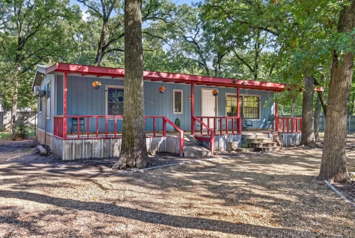 Mobile Home For Sale in Henderson County , 128 Butler Trail, Gun Barrel City, Texas 75156, 2 Bedroom, 2 Bathroom, Garage spaces, 912 Sqft, built in 2005, mls#21416186, Real Estate Agent in Gun Barrel City, Homes For Sale in Henderson county, Homes For Sale in Gun Barrel City, Realtor in Gun Barrel City Texas, Real Estate Brokerage Independent Realty Texas, Luminita Cordes Realtor