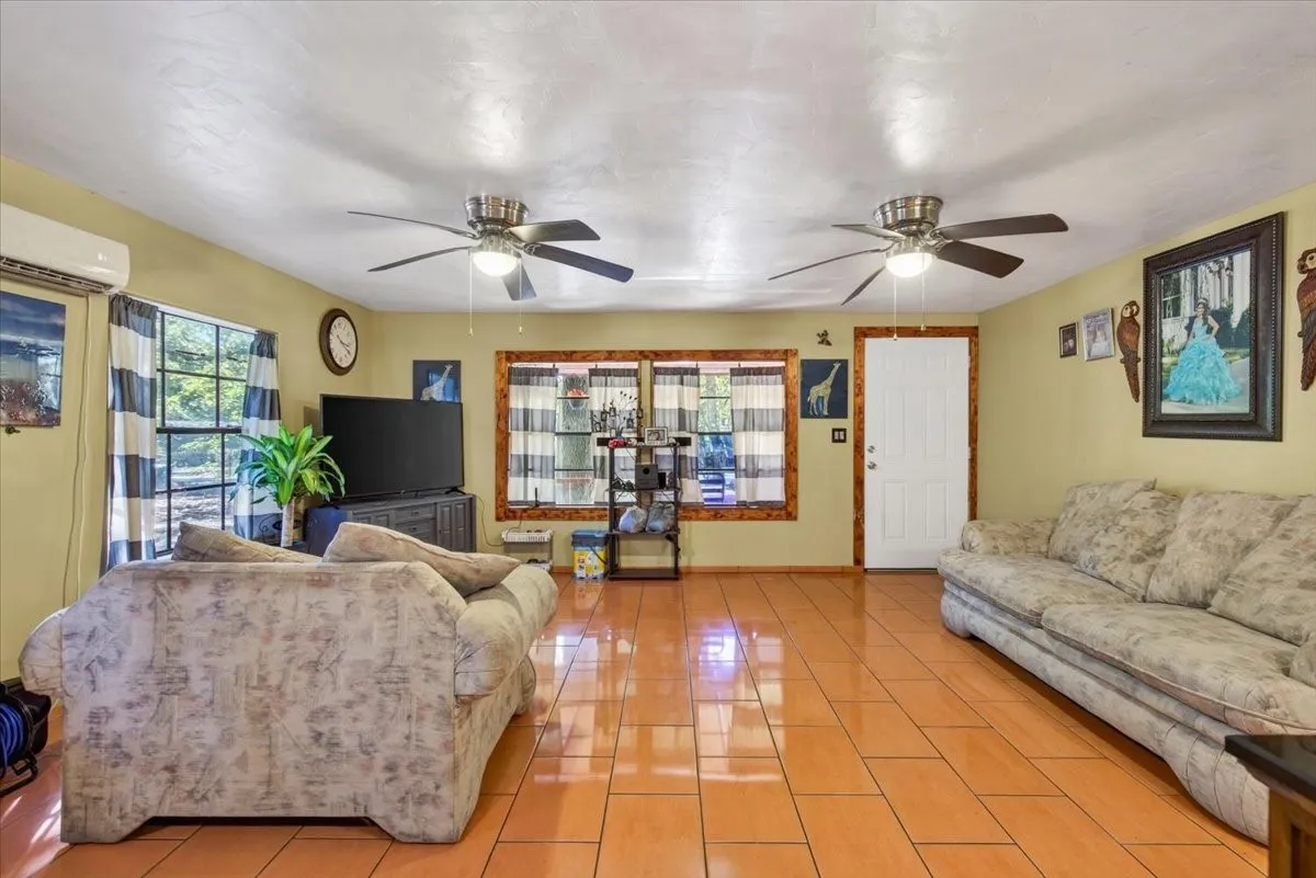 Mobile Home For Sale in Henderson County , 128 Butler Trail, Gun Barrel City, Texas 75156, 2 Bedroom, 2 Bathroom, Garage spaces, 912 Sqft, built in 2005, mls#21416186, Real Estate Agent in Gun Barrel City, Homes For Sale in Henderson county, Homes For Sale in Gun Barrel City, Realtor in Gun Barrel City Texas, Real Estate Brokerage Independent Realty Texas, Luminita Cordes Realtor