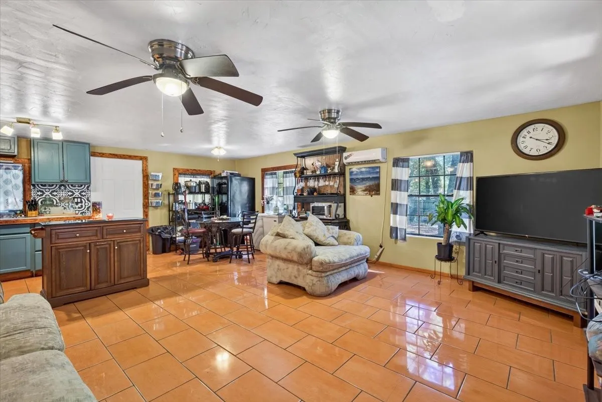 Mobile Home For Sale in Henderson County , 128 Butler Trail, Gun Barrel City, Texas 75156, 2 Bedroom, 2 Bathroom, Garage spaces, 912 Sqft, built in 2005, mls#21416186, Real Estate Agent in Gun Barrel City, Homes For Sale in Henderson county, Homes For Sale in Gun Barrel City, Realtor in Gun Barrel City Texas, Real Estate Brokerage Independent Realty Texas, Luminita Cordes Realtor
