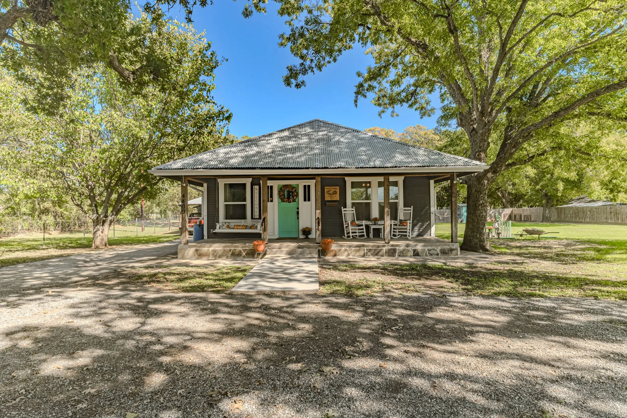 Single Family Residence For Sale in Parker County , 4409 Tin Top Road, Weatherford, Texas 76087, 2 Bedroom, 1 Bathroom, 1 Garage spaces, 1,050 Sqft, built in 1968, mls#21421086, Real Estate Agent in Weatherford, Homes For Sale in Parker county, Homes For Sale in Weatherford, Realtor in Weatherford Texas, Real Estate Brokerage Independent Realty Texas, Luminita Cordes Realtor