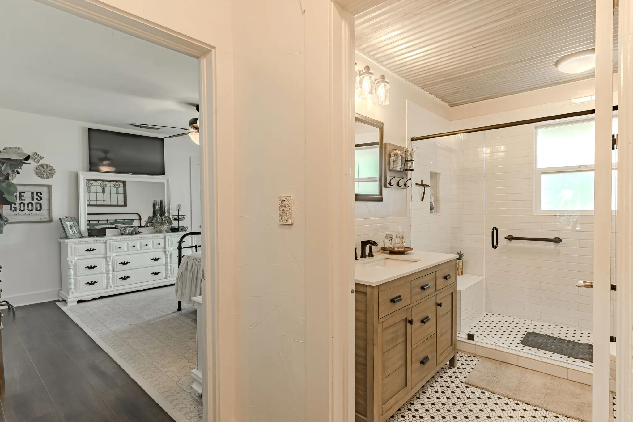 Single Family Residence For Sale in Parker County , 4409 Tin Top Road, Weatherford, Texas 76087, 2 Bedroom, 1 Bathroom, 1 Garage spaces, 1,050 Sqft, built in 1968, mls#21421086, Real Estate Agent in Weatherford, Homes For Sale in Parker county, Homes For Sale in Weatherford, Realtor in Weatherford Texas, Real Estate Brokerage Independent Realty Texas, Luminita Cordes Realtor