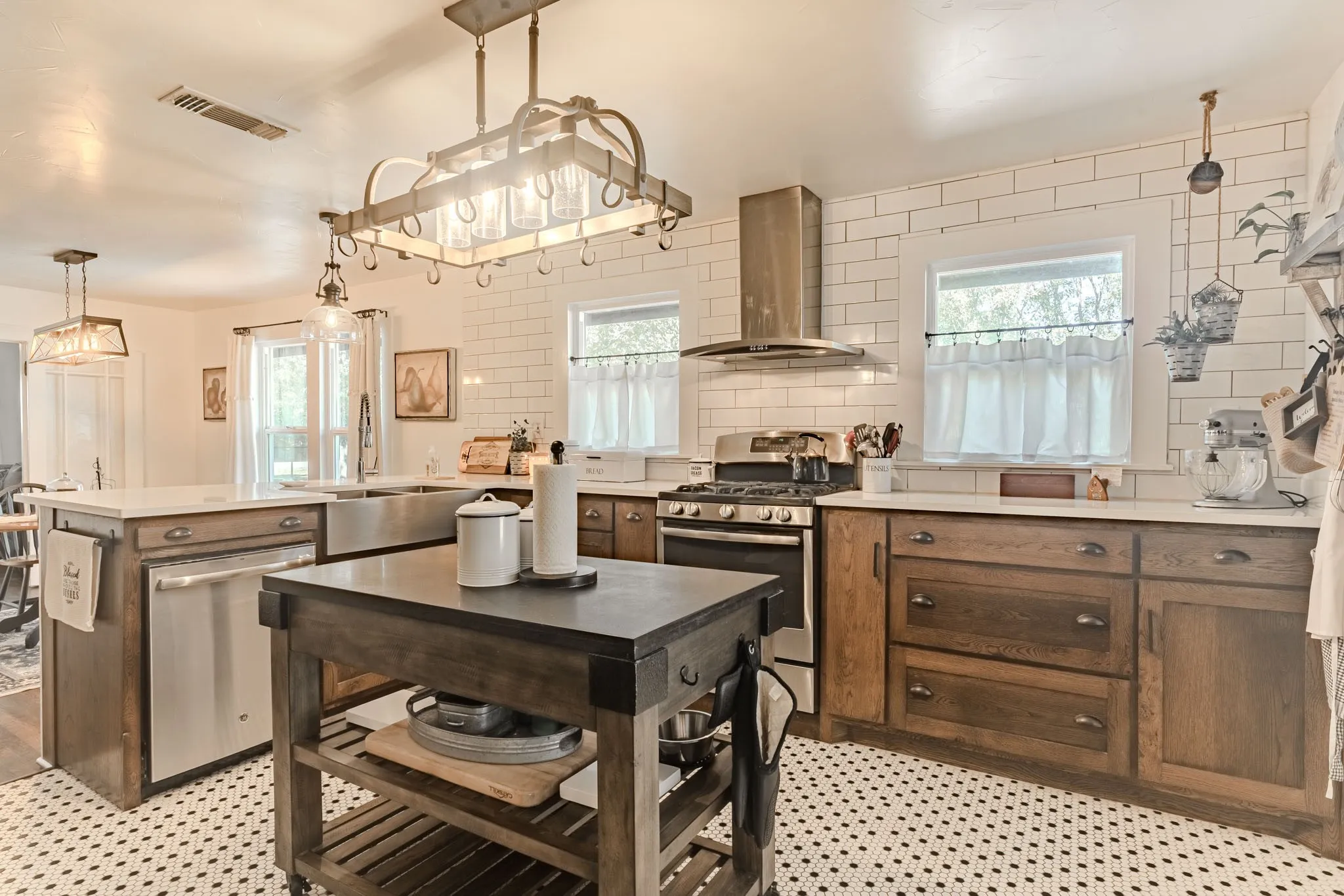 Single Family Residence For Sale in Parker County , 4409 Tin Top Road, Weatherford, Texas 76087, 2 Bedroom, 1 Bathroom, 1 Garage spaces, 1,050 Sqft, built in 1968, mls#21421086, Real Estate Agent in Weatherford, Homes For Sale in Parker county, Homes For Sale in Weatherford, Realtor in Weatherford Texas, Real Estate Brokerage Independent Realty Texas, Luminita Cordes Realtor