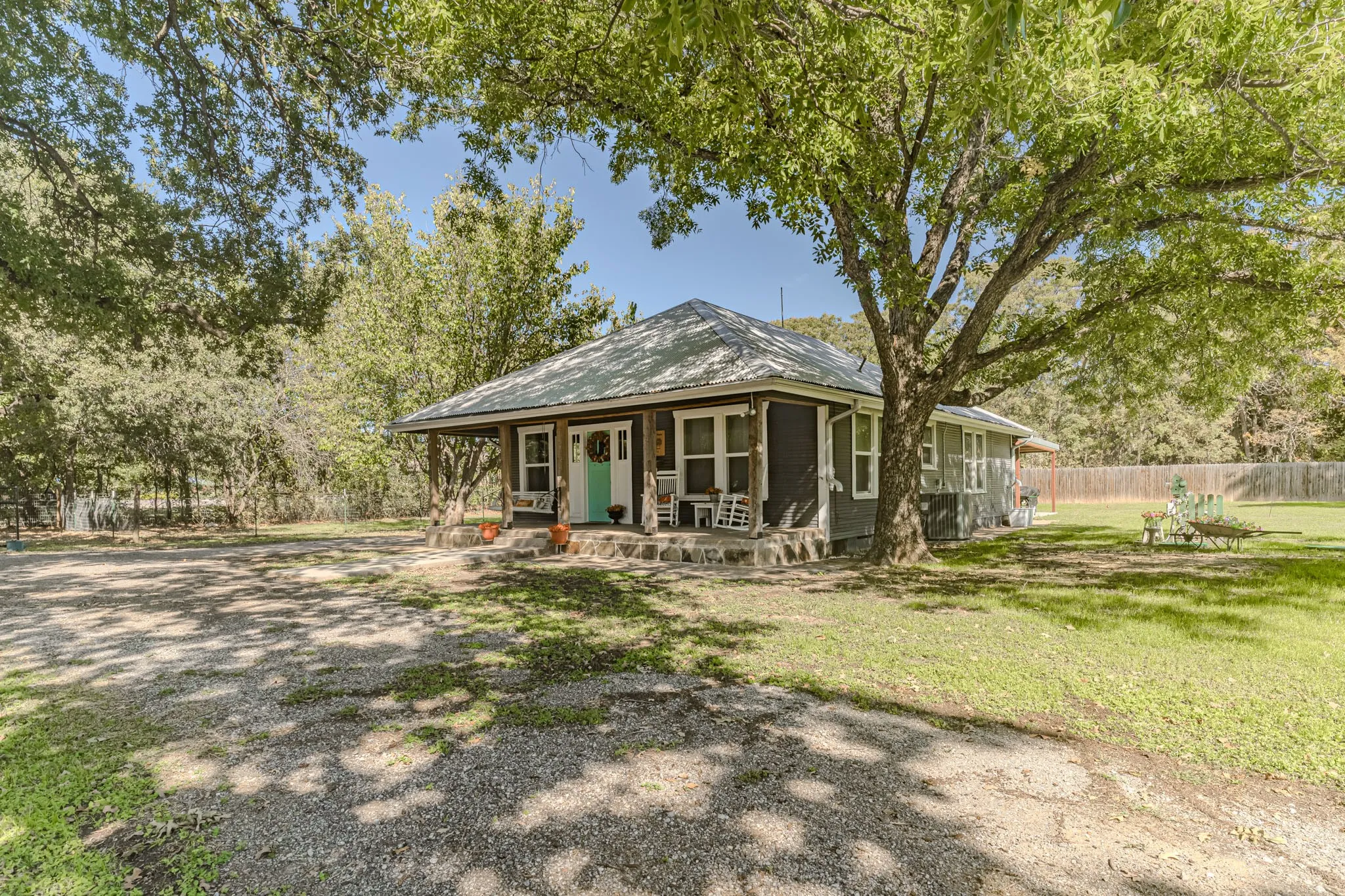 Single Family Residence For Sale in Parker County , 4409 Tin Top Road, Weatherford, Texas 76087, 2 Bedroom, 1 Bathroom, 1 Garage spaces, 1,050 Sqft, built in 1968, mls#21421086, Real Estate Agent in Weatherford, Homes For Sale in Parker county, Homes For Sale in Weatherford, Realtor in Weatherford Texas, Real Estate Brokerage Independent Realty Texas, Luminita Cordes Realtor