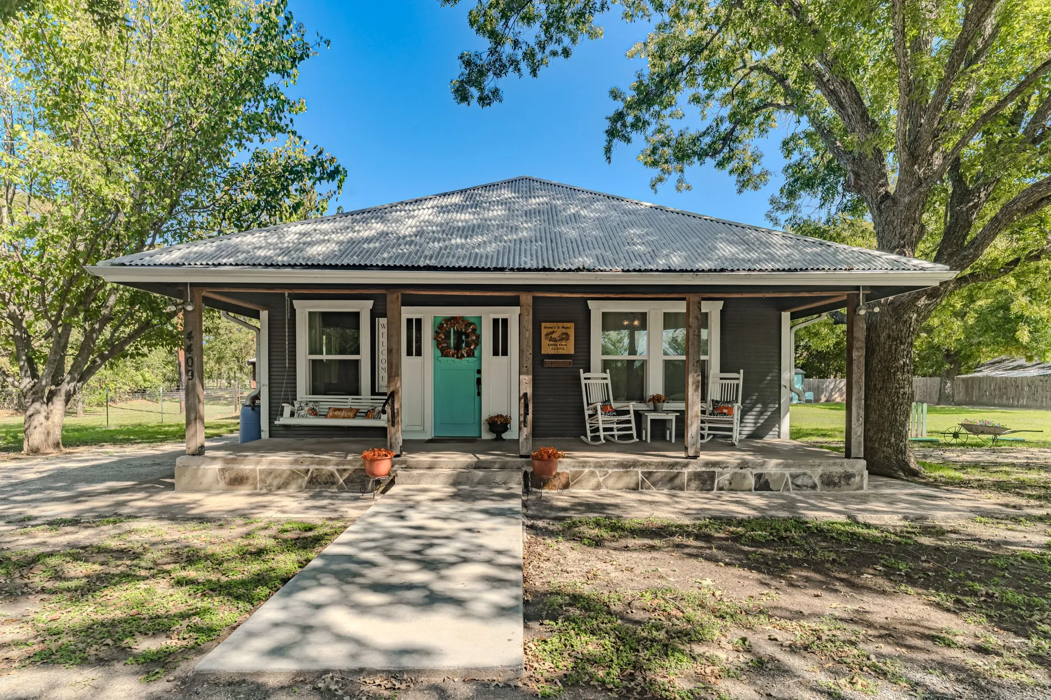 Single Family Residence For Sale in Parker County , 4409 Tin Top Road, Weatherford, Texas 76087, 2 Bedroom, 1 Bathroom, 1 Garage spaces, 1,050 Sqft, built in 1968, mls#21421086, Real Estate Agent in Weatherford, Homes For Sale in Parker county, Homes For Sale in Weatherford, Realtor in Weatherford Texas, Real Estate Brokerage Independent Realty Texas, Luminita Cordes Realtor