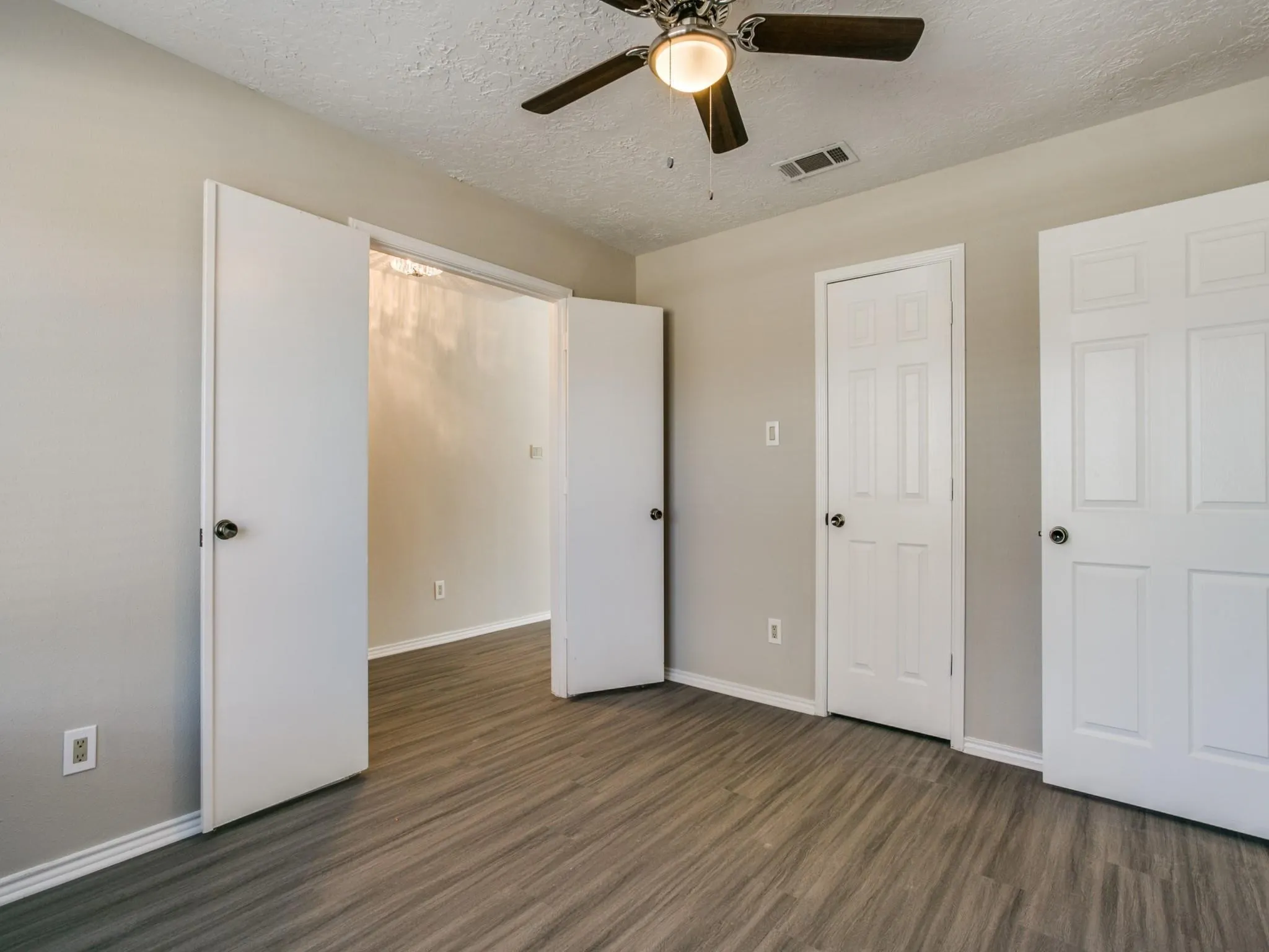 Single Family Residence For Rent in Collin County , 1108 Colmar Drive, Plano, Texas 75023, 3 Bedroom, 2 Bathroom, 2 Garage spaces, 1,453 Sqft, built in 1982, mls#21421343, Real Estate Agent in Plano, Homes For Rent in Collin county, Homes For Rent in Plano, Realtor in Plano Texas, Real Estate Brokerage Independent Realty Texas, Luminita Cordes Realtor