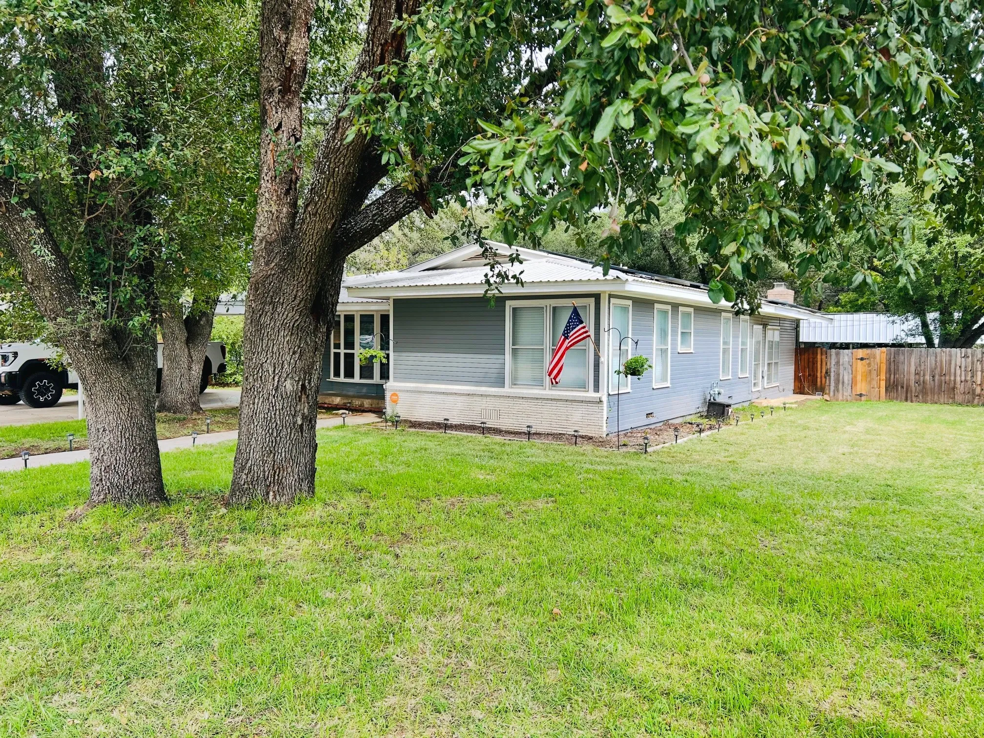 Single Family Residence For Sale in Brown County , 3914 Austin Avenue, Brownwood, Texas 76801, 3 Bedroom, 2 Bathroom, Garage spaces, 1,911 Sqft, built in 1967, mls#21421167, Real Estate Agent in Brownwood, Homes For Sale in Brown county, Homes For Sale in Brownwood, Realtor in Brownwood Texas, Real Estate Brokerage Independent Realty Texas, Luminita Cordes Realtor