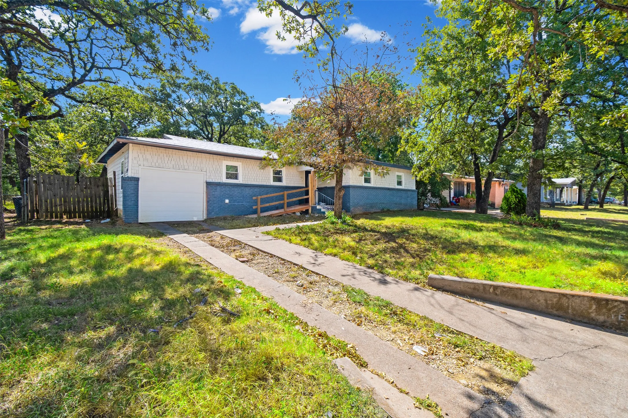 Single Family Residence For Sale in Tarrant County , 2515 Yeager Street, Fort Worth, Texas 76112, 4 Bedroom, 2 Bathroom, Garage spaces, 1,329 Sqft, built in 1953, mls#21421348, Real Estate Agent in Fort Worth, Homes For Sale in Tarrant county, Homes For Sale in Fort Worth, Realtor in Fort Worth Texas, Real Estate Brokerage Independent Realty Texas, Luminita Cordes Realtor
