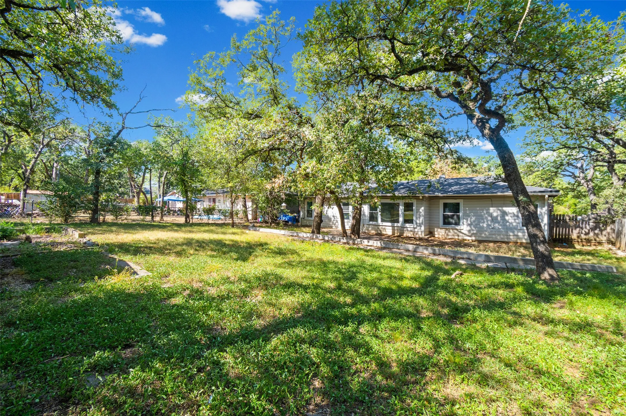 Single Family Residence For Sale in Tarrant County , 2515 Yeager Street, Fort Worth, Texas 76112, 4 Bedroom, 2 Bathroom, Garage spaces, 1,329 Sqft, built in 1953, mls#21421348, Real Estate Agent in Fort Worth, Homes For Sale in Tarrant county, Homes For Sale in Fort Worth, Realtor in Fort Worth Texas, Real Estate Brokerage Independent Realty Texas, Luminita Cordes Realtor
