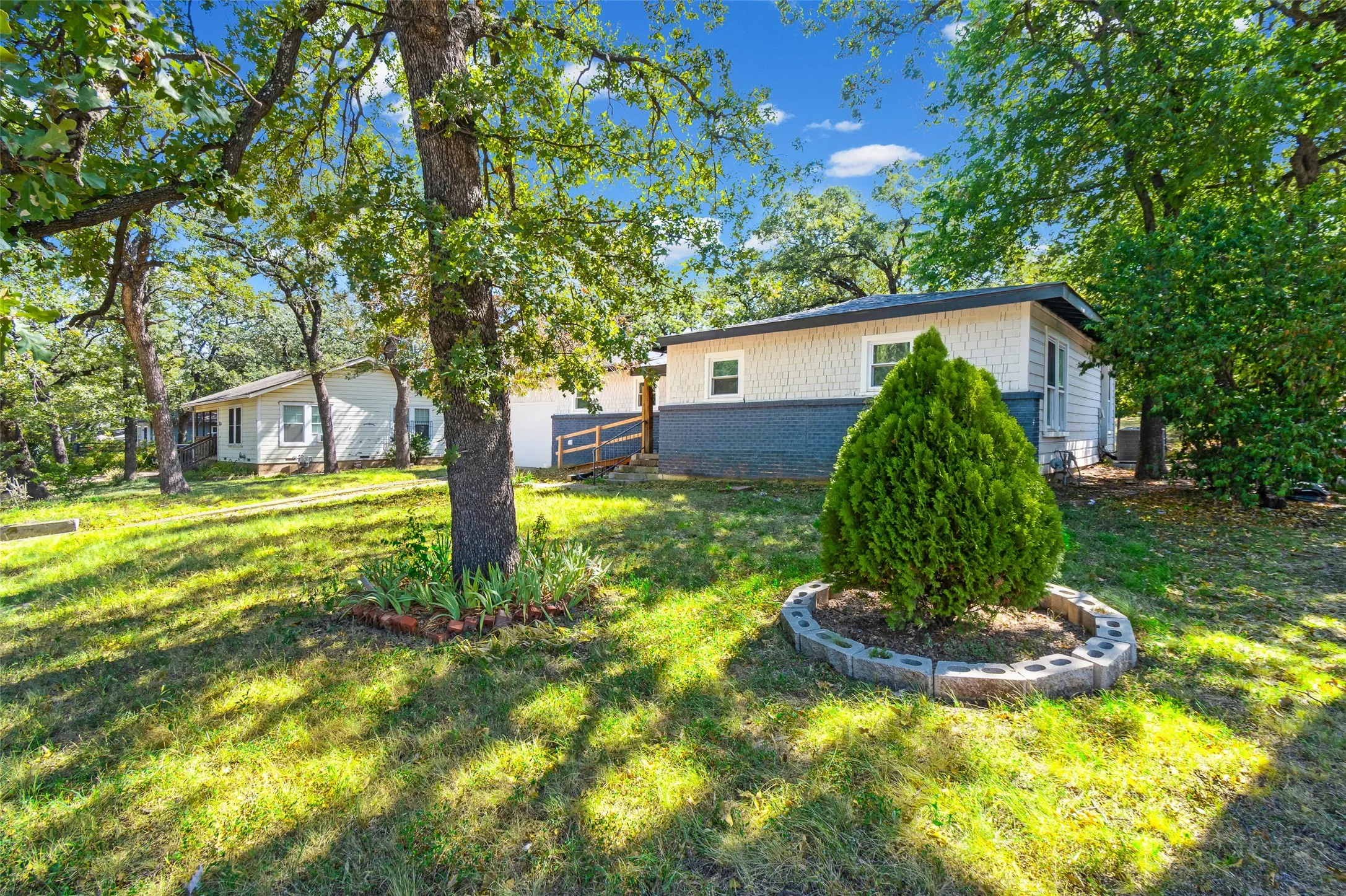 Single Family Residence For Sale in Tarrant County , 2515 Yeager Street, Fort Worth, Texas 76112, 4 Bedroom, 2 Bathroom, Garage spaces, 1,329 Sqft, built in 1953, mls#21421348, Real Estate Agent in Fort Worth, Homes For Sale in Tarrant county, Homes For Sale in Fort Worth, Realtor in Fort Worth Texas, Real Estate Brokerage Independent Realty Texas, Luminita Cordes Realtor