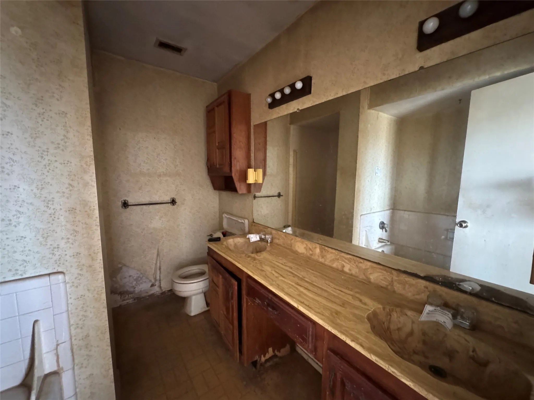 Single Family Residence For Sale in Collin County , 1325 Crestview Drive, Allen, Texas 75002, 3 Bedroom, 2 Bathroom, 2 Garage spaces, 1,594 Sqft, built in 1982, mls#21421336, Real Estate Agent in Allen, Homes For Sale in Collin county, Homes For Sale in Allen, Realtor in Allen Texas, Real Estate Brokerage Independent Realty Texas, Luminita Cordes Realtor
