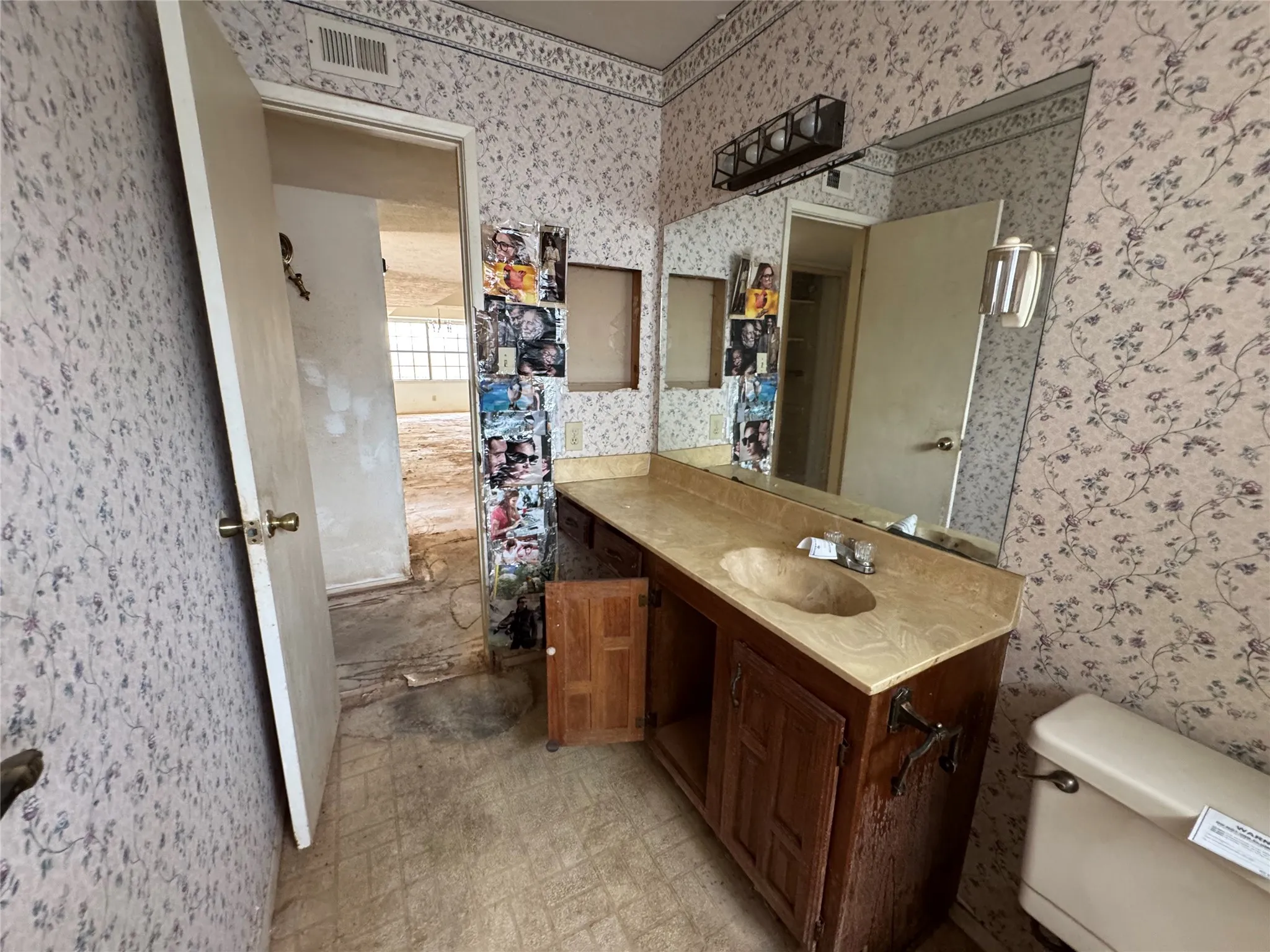 Single Family Residence For Sale in Collin County , 1325 Crestview Drive, Allen, Texas 75002, 3 Bedroom, 2 Bathroom, 2 Garage spaces, 1,594 Sqft, built in 1982, mls#21421336, Real Estate Agent in Allen, Homes For Sale in Collin county, Homes For Sale in Allen, Realtor in Allen Texas, Real Estate Brokerage Independent Realty Texas, Luminita Cordes Realtor