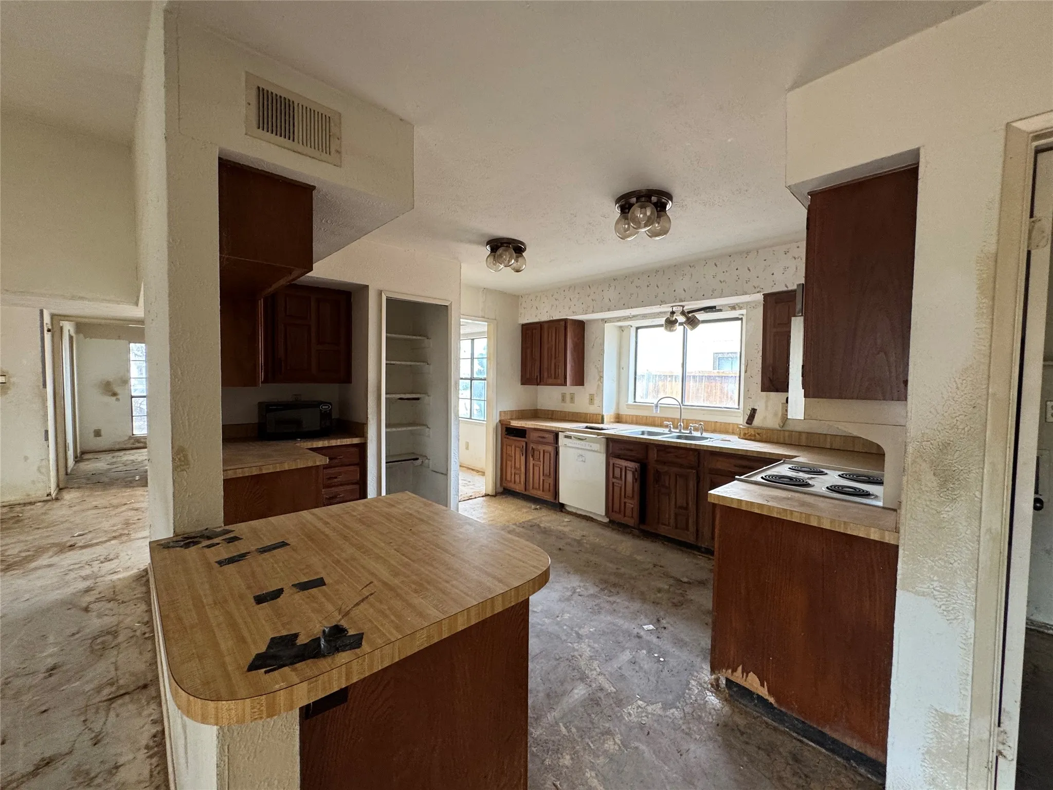 Single Family Residence For Sale in Collin County , 1325 Crestview Drive, Allen, Texas 75002, 3 Bedroom, 2 Bathroom, 2 Garage spaces, 1,594 Sqft, built in 1982, mls#21421336, Real Estate Agent in Allen, Homes For Sale in Collin county, Homes For Sale in Allen, Realtor in Allen Texas, Real Estate Brokerage Independent Realty Texas, Luminita Cordes Realtor