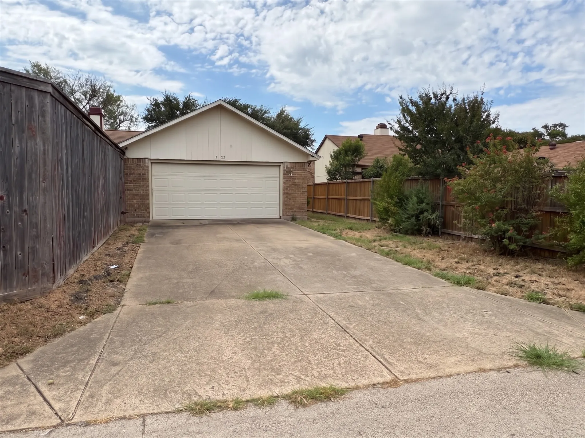 Single Family Residence For Sale in Collin County , 1325 Crestview Drive, Allen, Texas 75002, 3 Bedroom, 2 Bathroom, 2 Garage spaces, 1,594 Sqft, built in 1982, mls#21421336, Real Estate Agent in Allen, Homes For Sale in Collin county, Homes For Sale in Allen, Realtor in Allen Texas, Real Estate Brokerage Independent Realty Texas, Luminita Cordes Realtor
