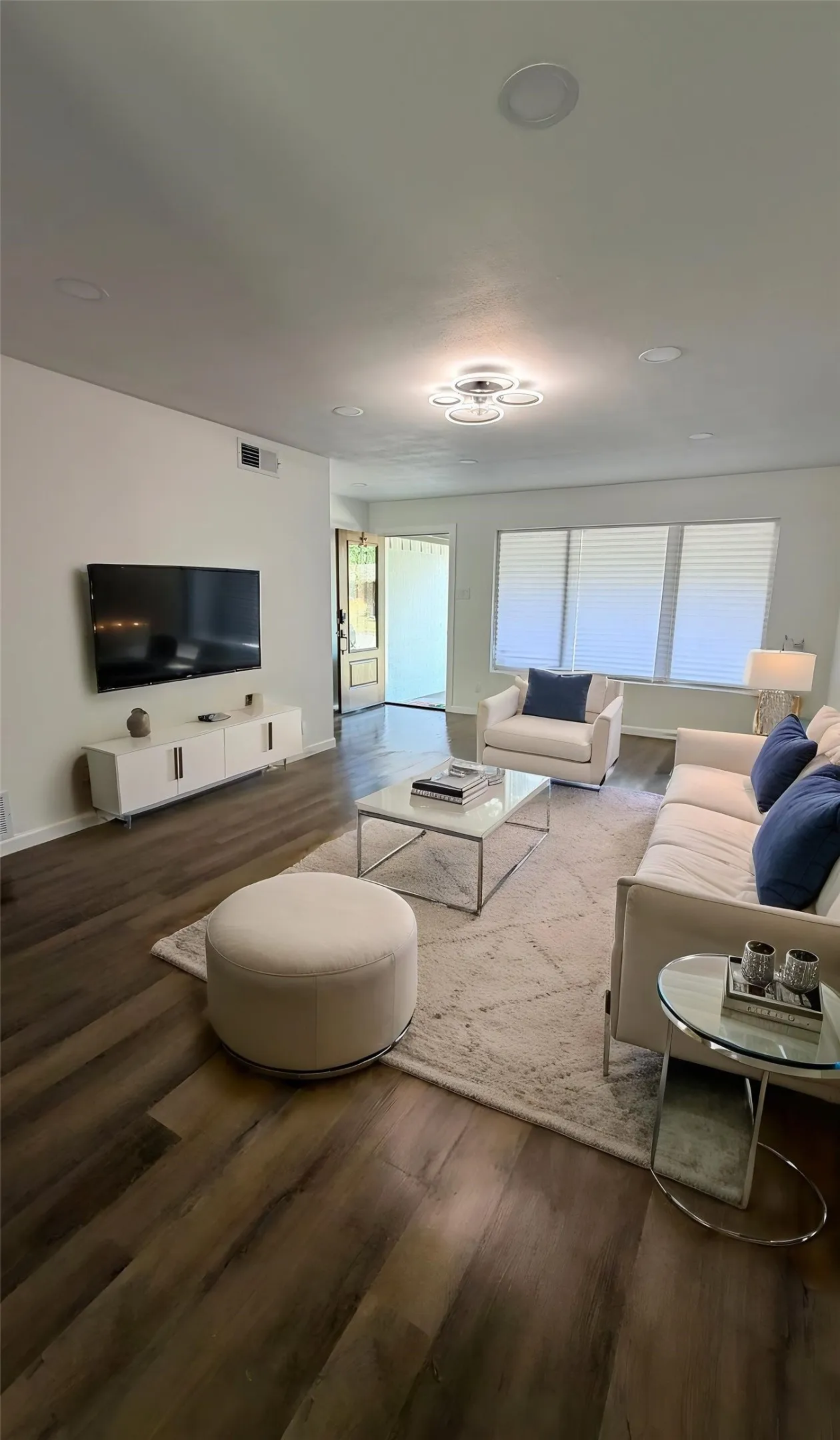 Single Family Residence For Sale in Dallas County , 1326 TANAGER Lane, Garland, Texas 75042, 3 Bedroom, 2 Bathroom, 2 Garage spaces, 1,468 Sqft, built in 1957, mls#21421370, Real Estate Agent in Garland, Homes For Sale in Dallas county, Homes For Sale in Garland, Realtor in Garland Texas, Real Estate Brokerage Independent Realty Texas, Luminita Cordes Realtor