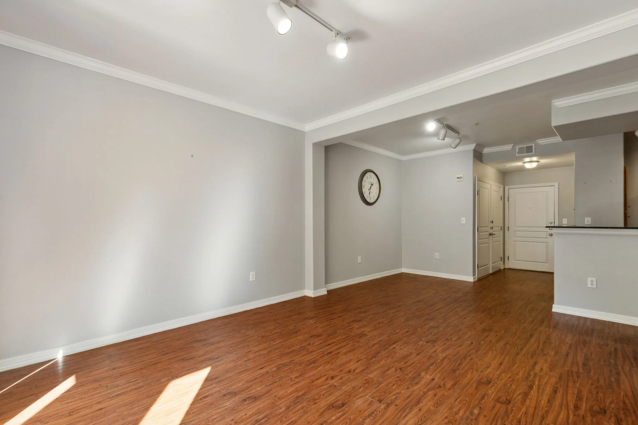 Condominium For Rent in Dallas County , 330 Las Colinas Boulevard E 148, Irving, Texas 75039, 1 Bedroom, 1 Bathroom, 2 Garage spaces, 813 Sqft, built in 2001, mls#21407523, Real Estate Agent in Irving, Homes For Rent in Dallas county, Homes For Rent in Irving, Realtor in Irving Texas, Real Estate Brokerage Independent Realty Texas, Luminita Cordes Realtor