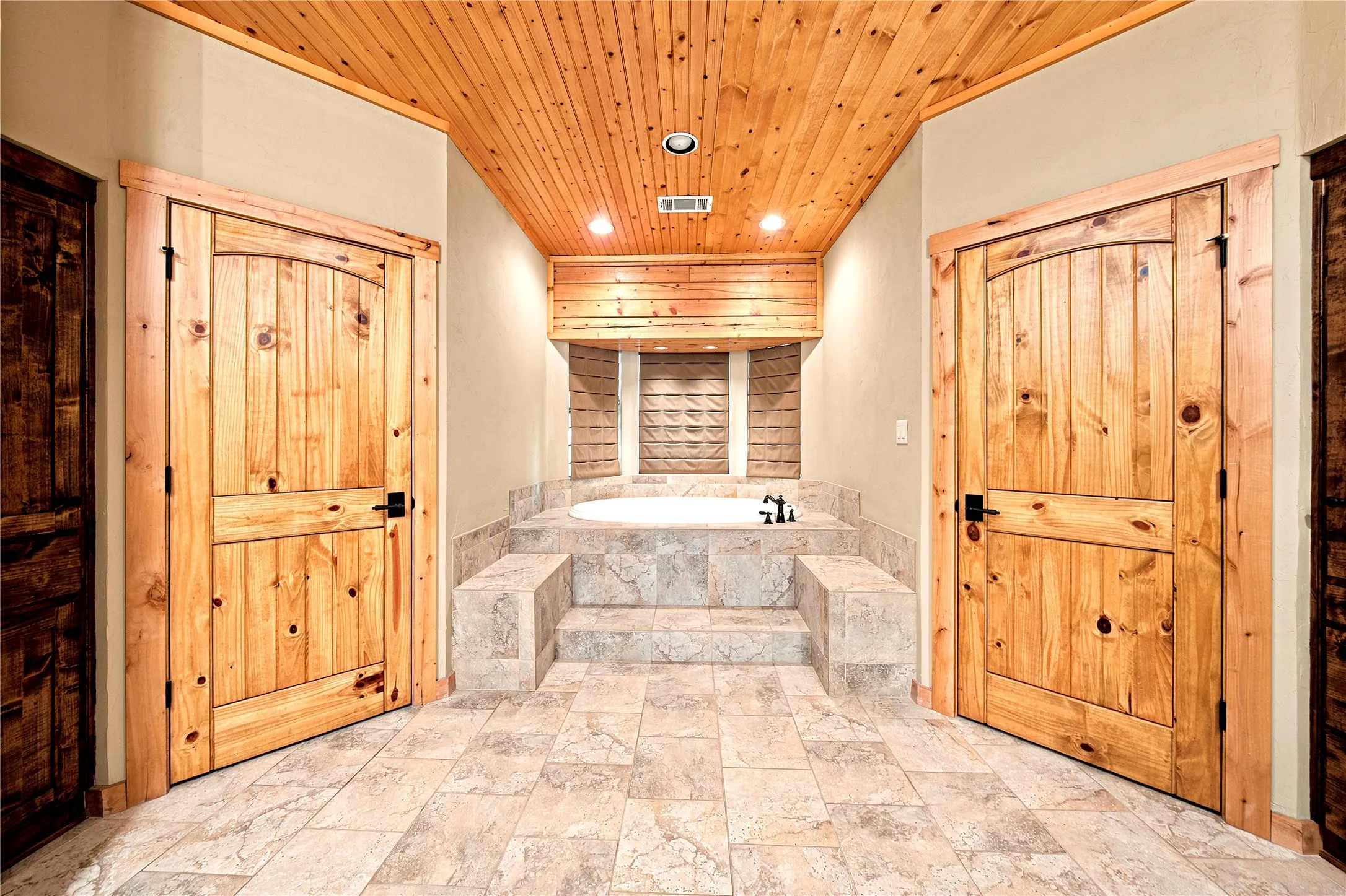 Single Family Residence For Sale in Henderson County , 8726 Toler Pointe, Larue, Texas 75770, 3 Bedroom, 4 Bathroom, 2 Garage spaces, 2,506 Sqft, built in 2004, mls#21421375, Real Estate Agent in Larue, Homes For Sale in Henderson county, Homes For Sale in Larue, Realtor in Larue Texas, Real Estate Brokerage Independent Realty Texas, Luminita Cordes Realtor