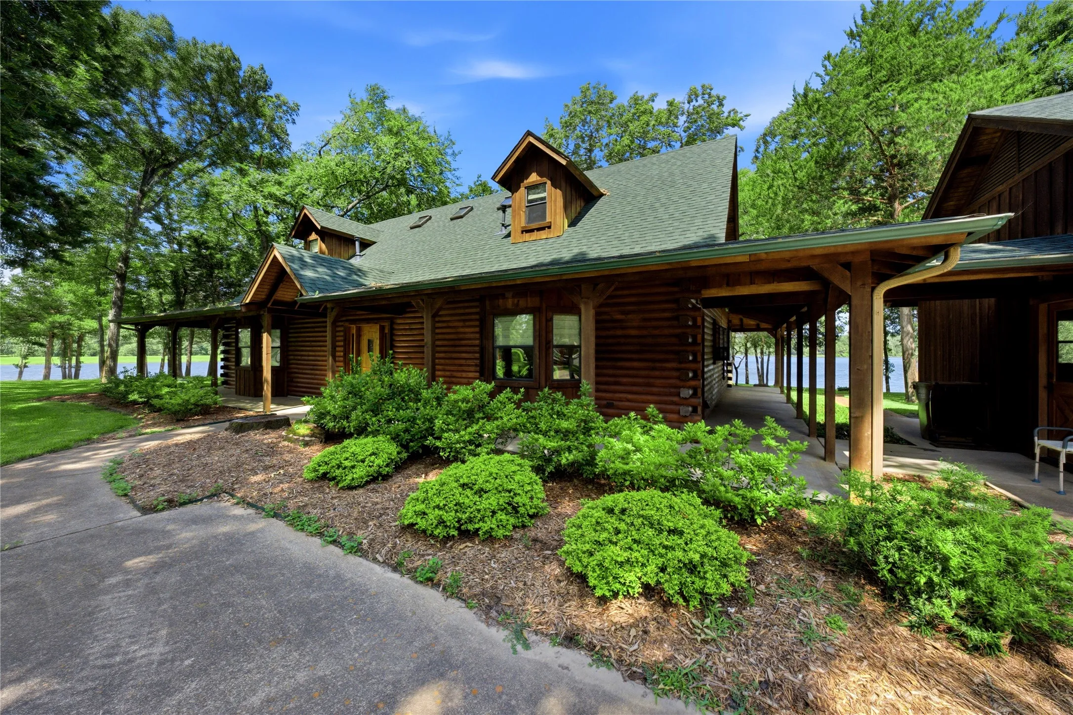 Single Family Residence For Sale in Henderson County , 8726 Toler Pointe, Larue, Texas 75770, 3 Bedroom, 4 Bathroom, 2 Garage spaces, 2,506 Sqft, built in 2004, mls#21421375, Real Estate Agent in Larue, Homes For Sale in Henderson county, Homes For Sale in Larue, Realtor in Larue Texas, Real Estate Brokerage Independent Realty Texas, Luminita Cordes Realtor